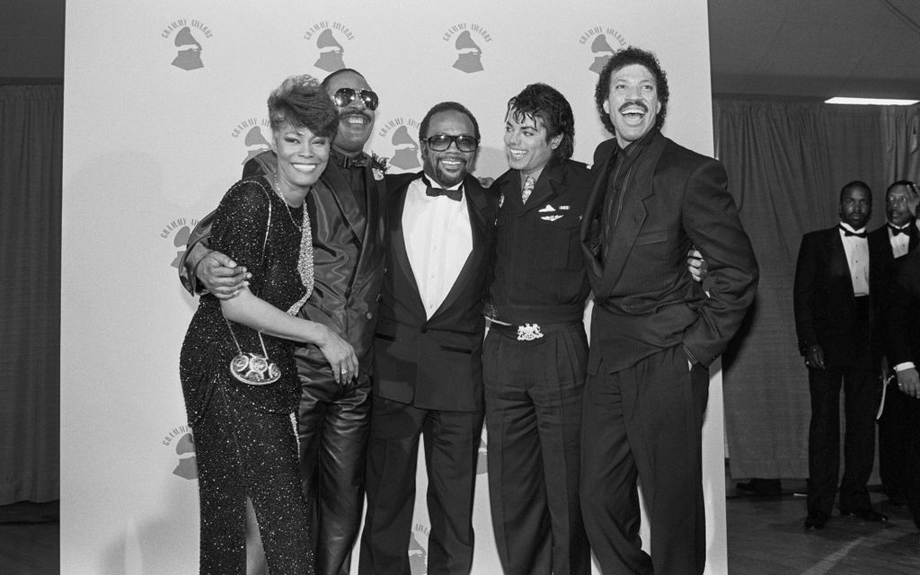 Dionne Warwick, Stevie Wonder, Quincy Jones, Michael Jackson y Lionel Richie celebrando los 4 Grammy ganados en 1986 por “We Are The World”. Foto: Bettmann (Getty Images)