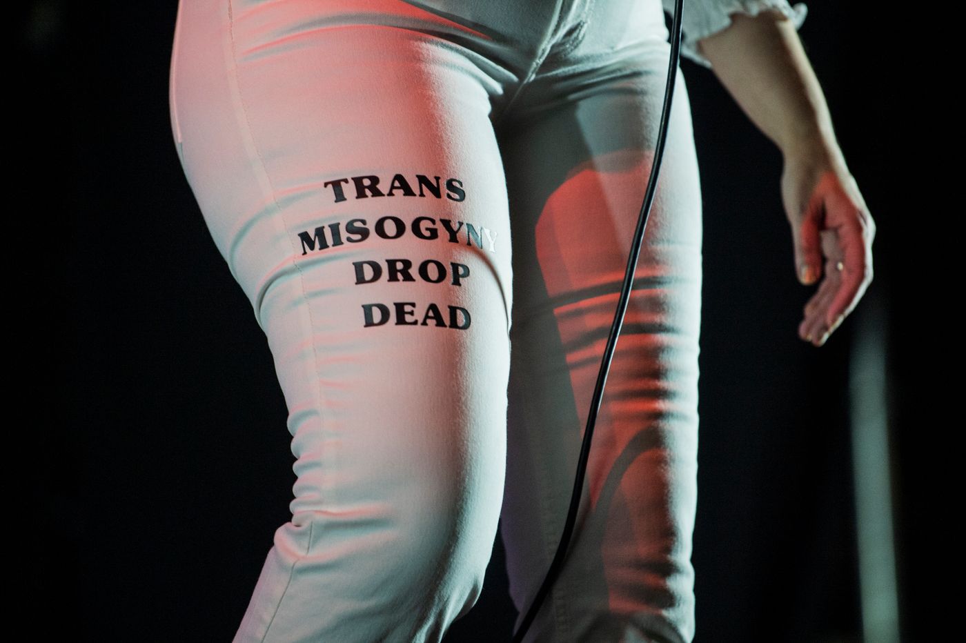 Mensaje que exhibió en su actuación en el BAM 2021. Foto: Jordi Vidal