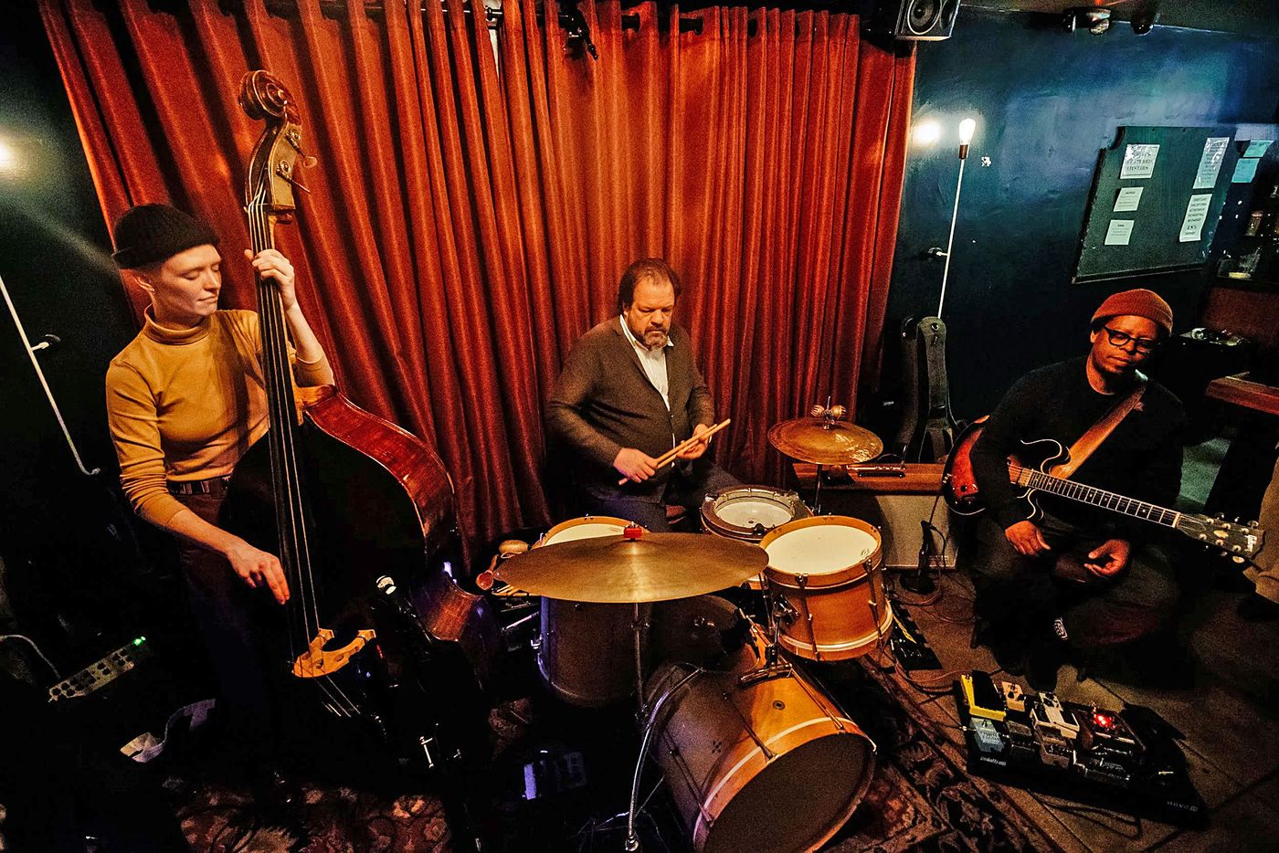 Anna Butterss (bajo), Jay Bellerose (batería) y Jeff Parker (guitarra) en el ETA.