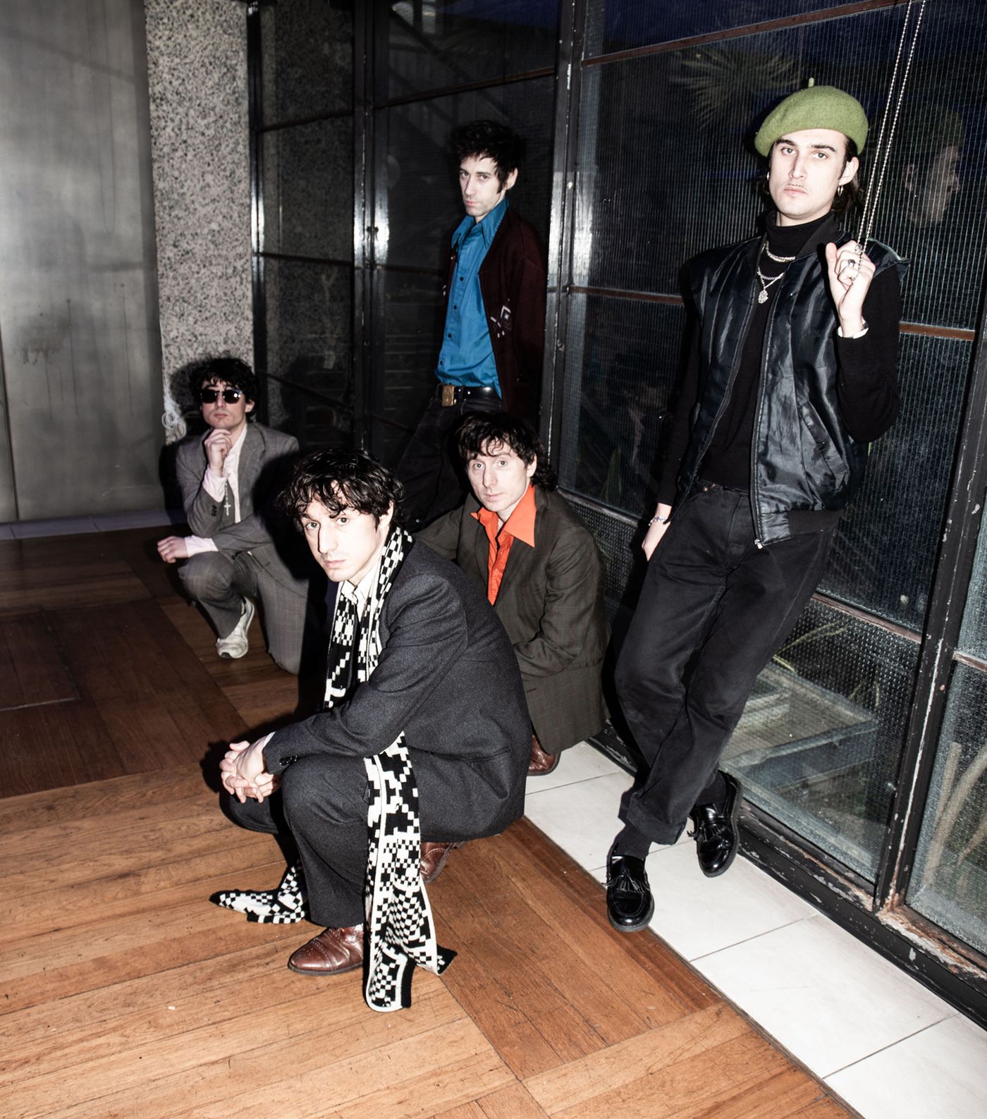 Nathan Saoudi (gafas de sol), Lias Kaci Saoudi, Adam J. Harmer (camisa azul), Adam Brennan (camisa naranja)  y Sam Toms. Foto: Louise Mason