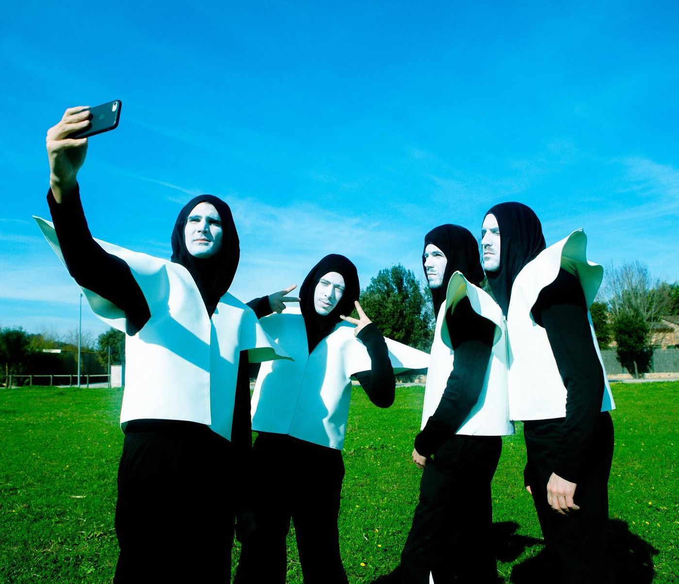 Mainline Magic Orchestra, ¿boy band house?