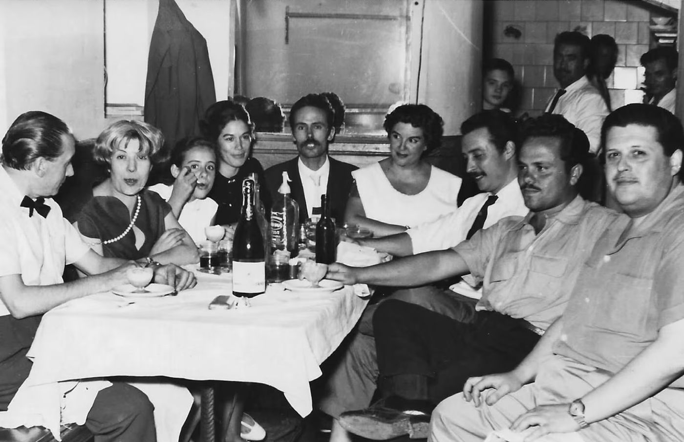 Ramon Cabau (centro) junto a su esposa (Paquita Agut) en el restaurante de su suegro: Ca l’Agut. 
