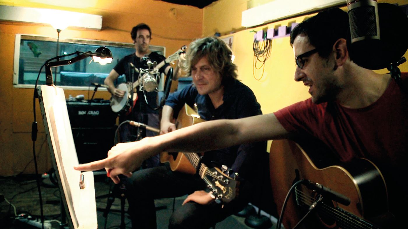 Joseba Irazoki, Nacho Vegas y Roberto Herreros en “Esta tierra es nuestra” (Fundación Robo).