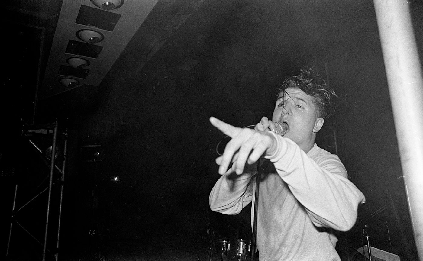 Doug McCarthy, al frente de Nitzer Ebb, en 1989. Foto: Martyn Goodacre (Getty Images)