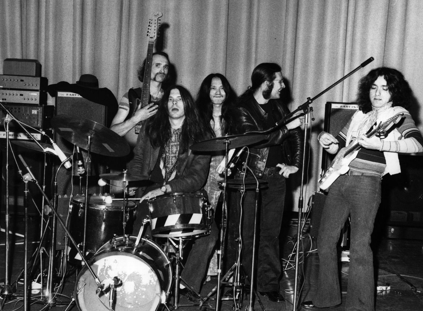 Holger Czukay, Michael Karoli, Damo Suzuki, Irmidt Schmidt y Jaki Leibzeit en escena, período “Tago Mago”. Foto: Keystone (Getty Images)