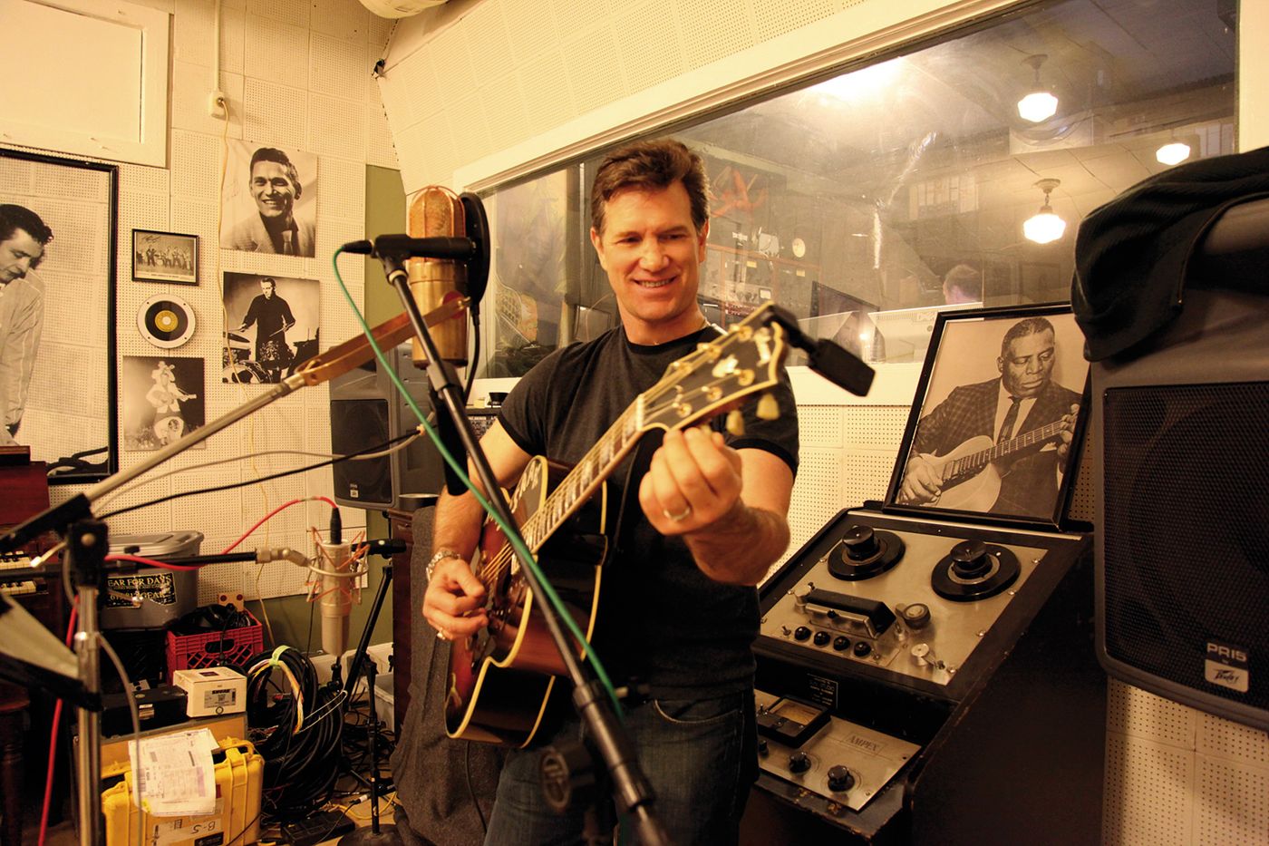 Chris Isaak en los Sun Studios de Memphis. Foto: Sheryl Louis