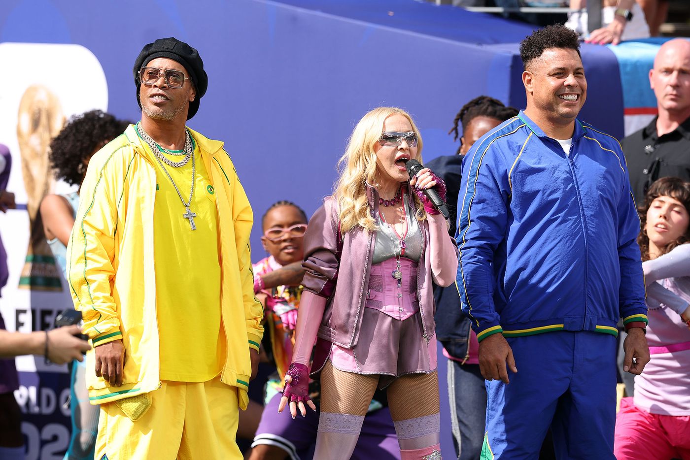 Madonna, con Ronaldinho y Ronaldo Nazario: trío Mundial. Foto: Michael Regan (Getty Images)