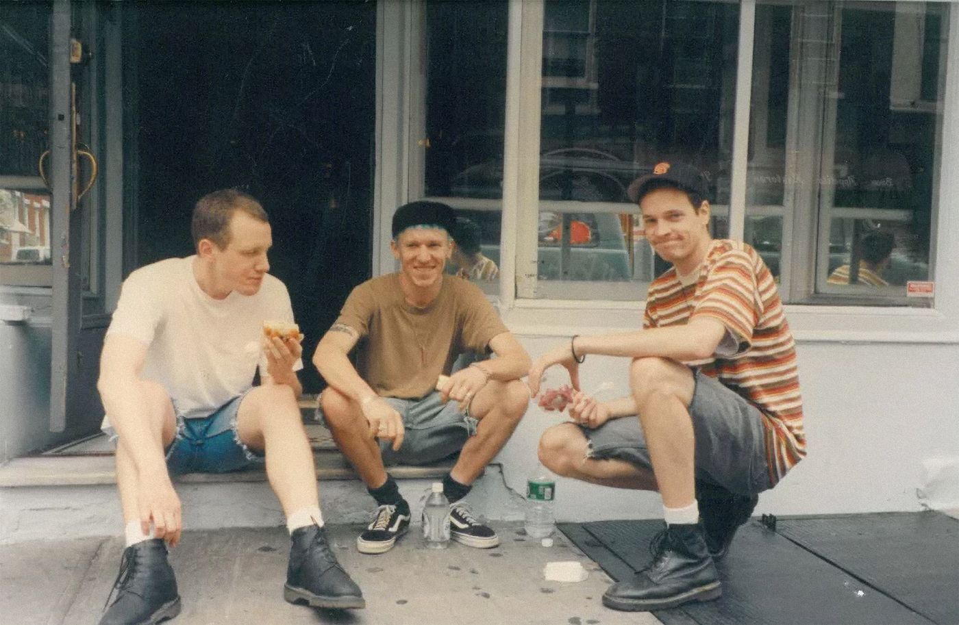 Elliott Smith (centro), sonriente, en la etapa Heatmiser,