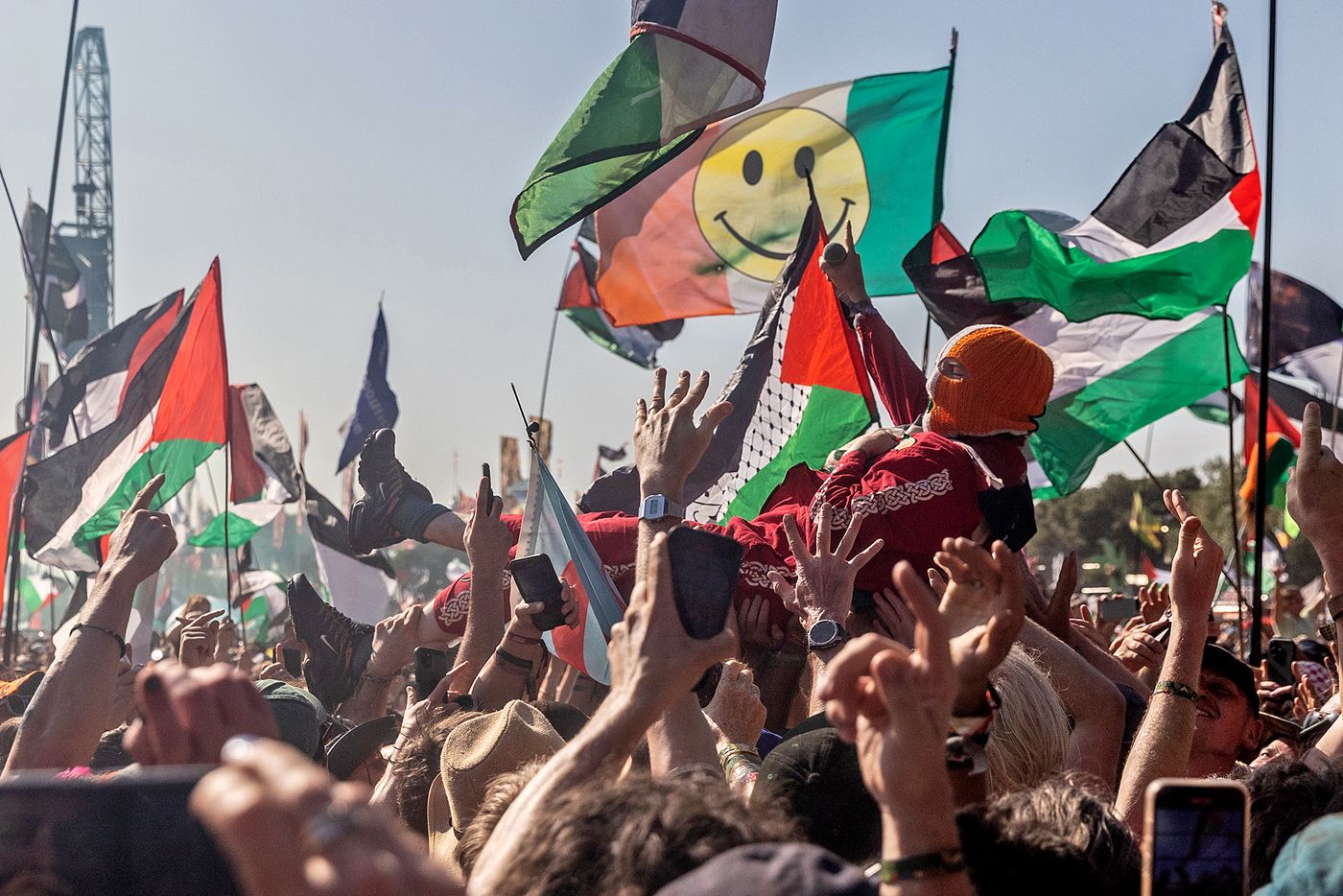 DJ Próvaí, de KNEECAP, en Glastonbury el pasado 28 de junio. Foto: Matt Cardy (Getty Images) 