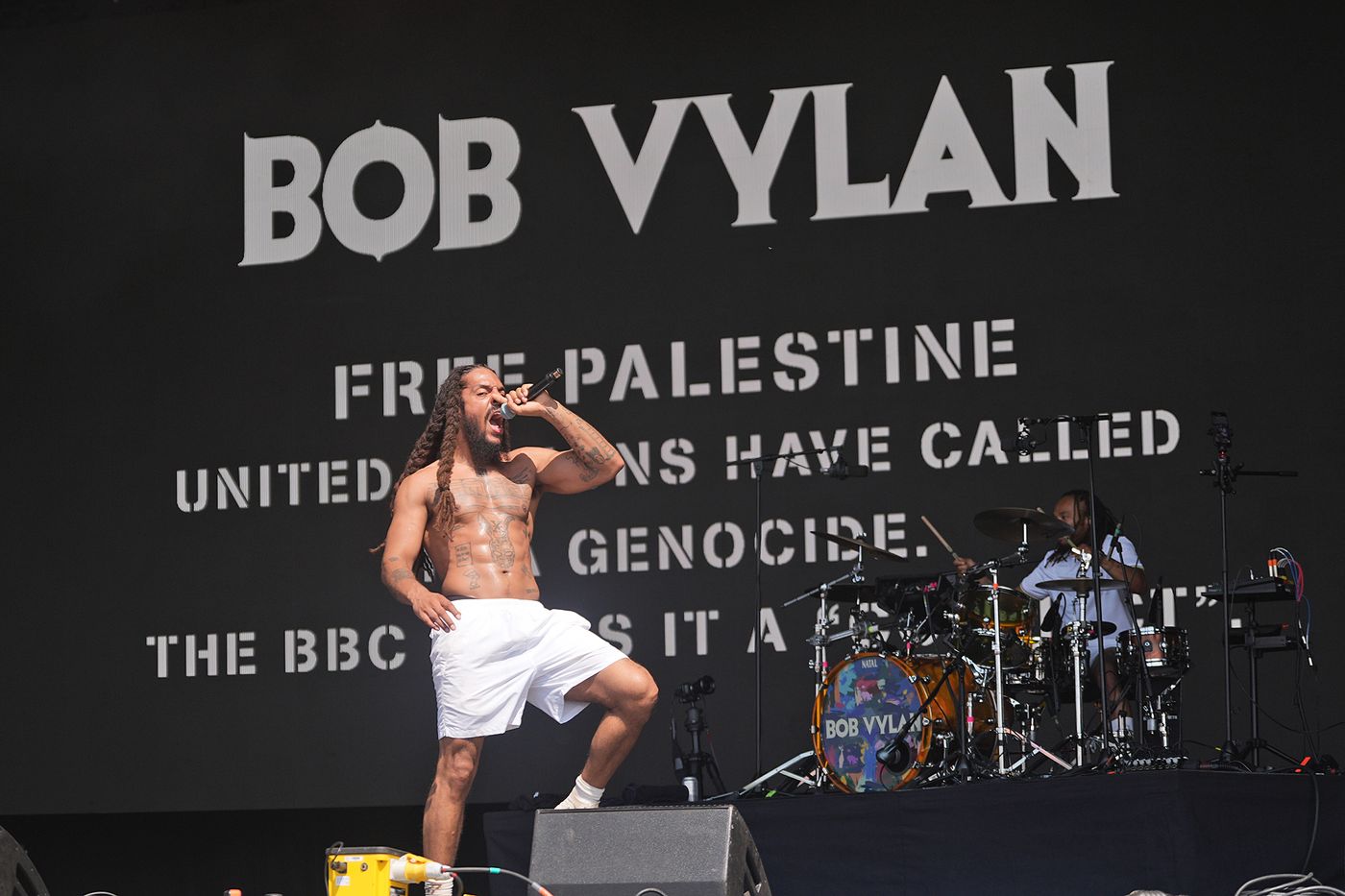 Bob Vylan: “Naciones Unidas lo ha calificado de genocidio. La BBC lo llama ‘conflicto’”. Foto: Yui Mok (Getty Images)