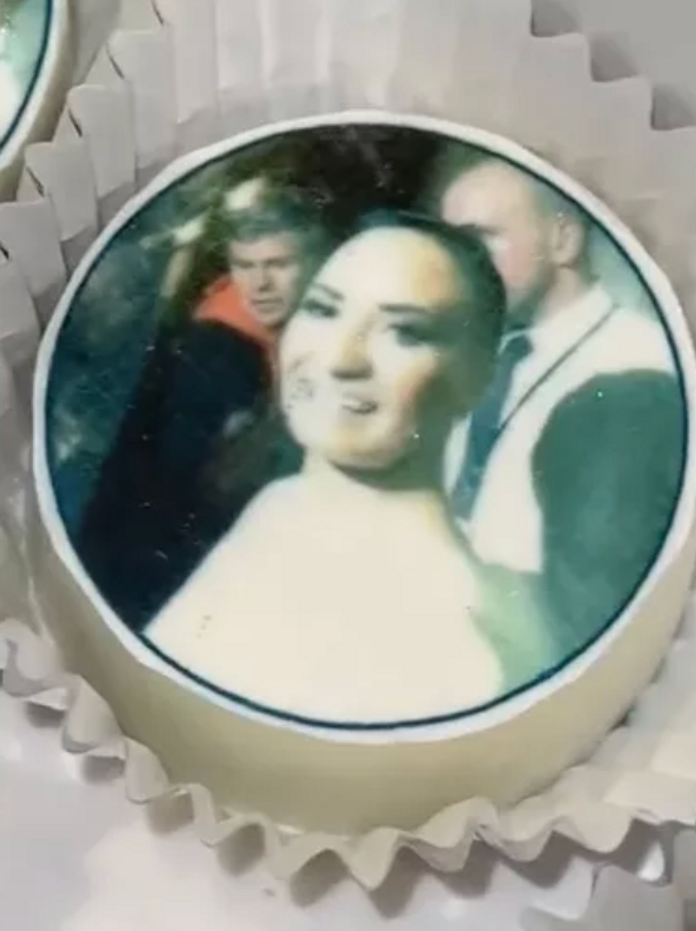 Bromas asumidas, jejejeje. <a href="https://people.com/demi-lovato-poot-lovato-themed-birthday-cake-7693557" target="_blank"> Ver post </a>