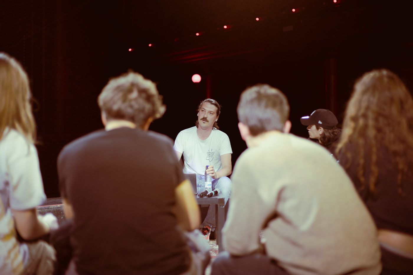 Edi Pou, de Za!, conectando con el grupo de alumnos interesados por la músca. Foto: Santiago Sepúlveda