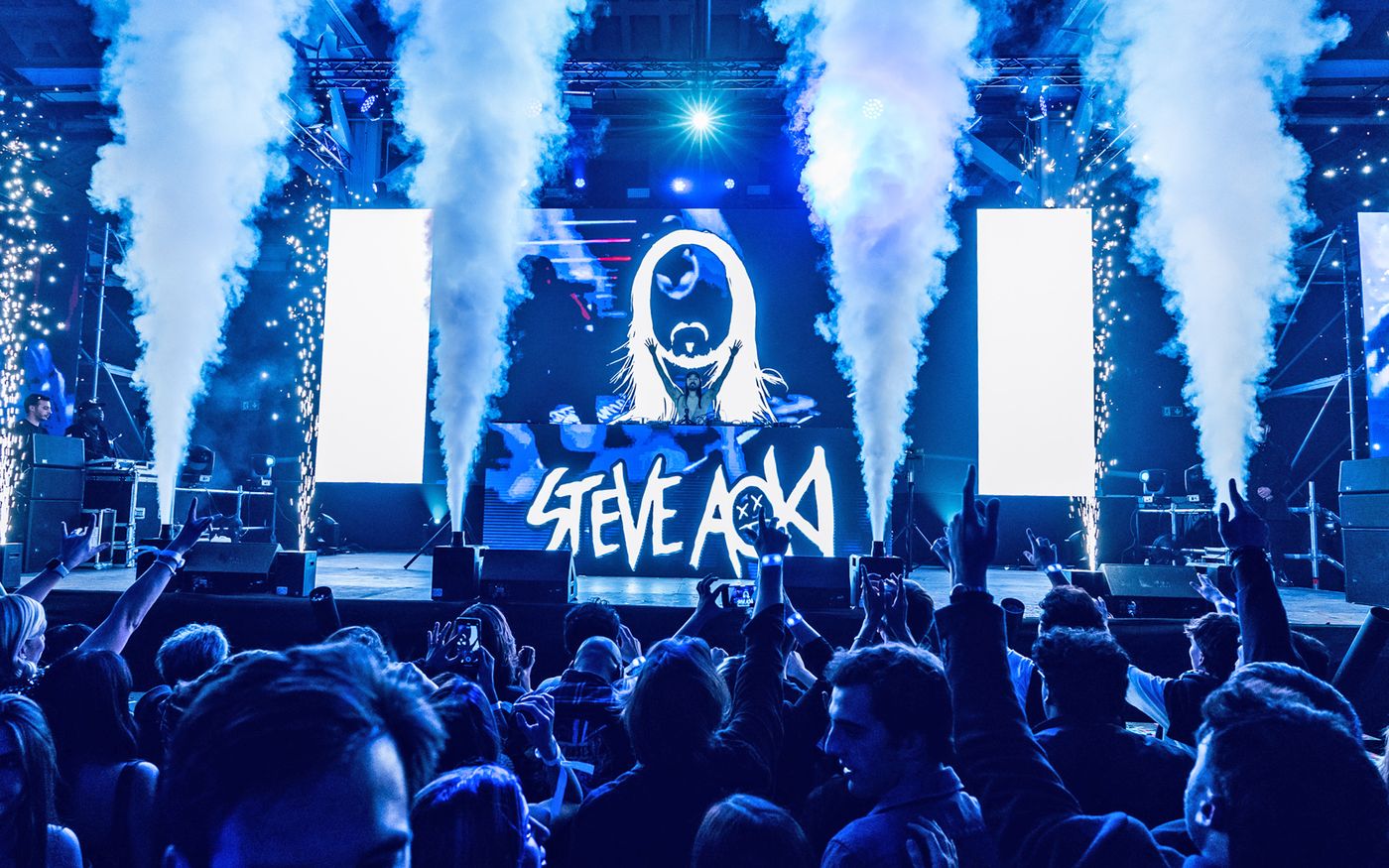 Steve Aoki, lujoso maestro de ceremonias.