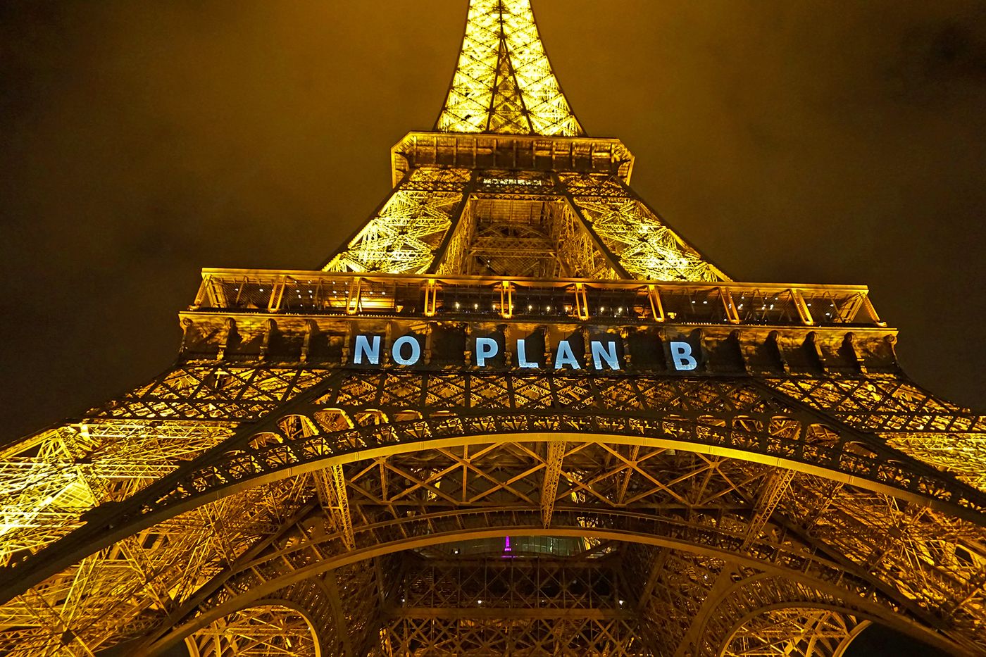 La torre Eiffel, iluminada contra el cambio climático. Foto: Lily Franey / Gamma-Rapho (Getty Images)