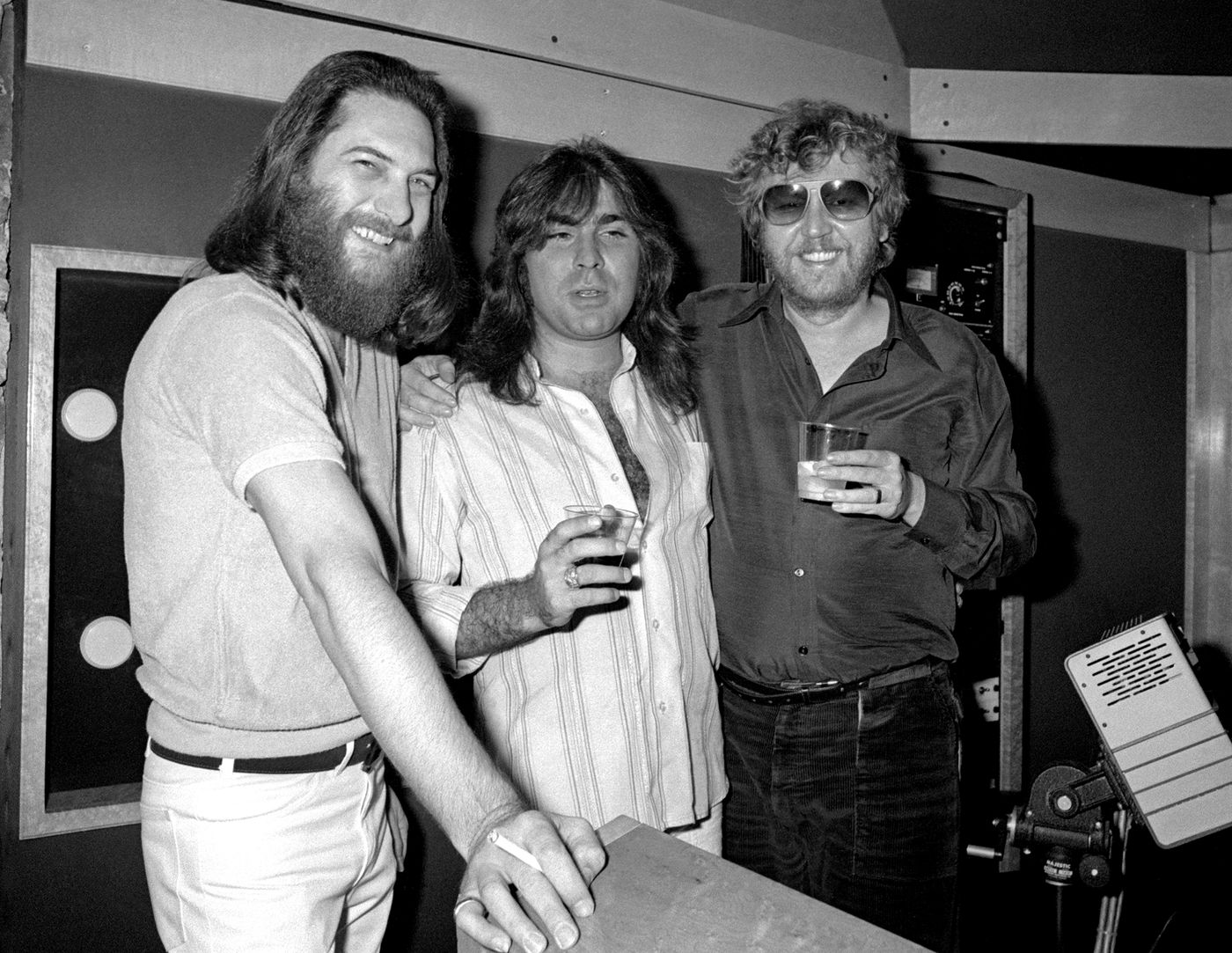 Steve Cropper (a la izquierda) con el productor Bruce Robb y con Harry Nilsson. Foto: Lester Cohen (Getty Images)