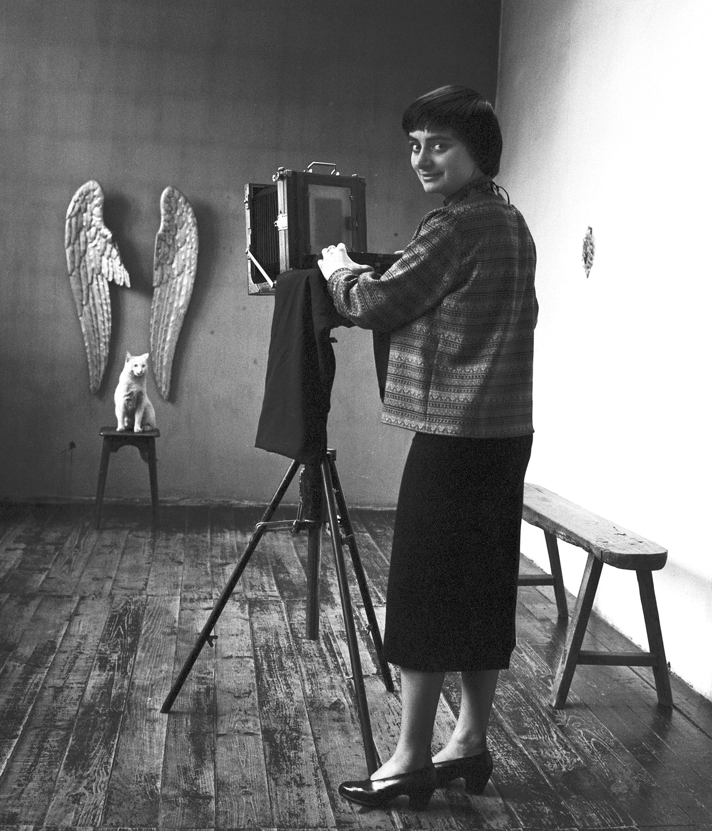    Agnès Varda, en 1955, en su estudio en la Rue Daguerre. © succession agnès varda