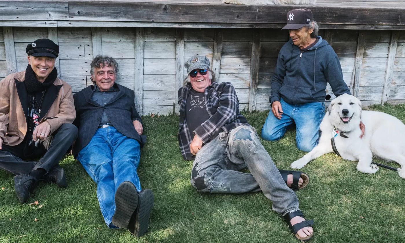 Nils Lofgren, Billy Talbot, Neil Young y Ralph Molina, en forma. Foto: Joey Martinez