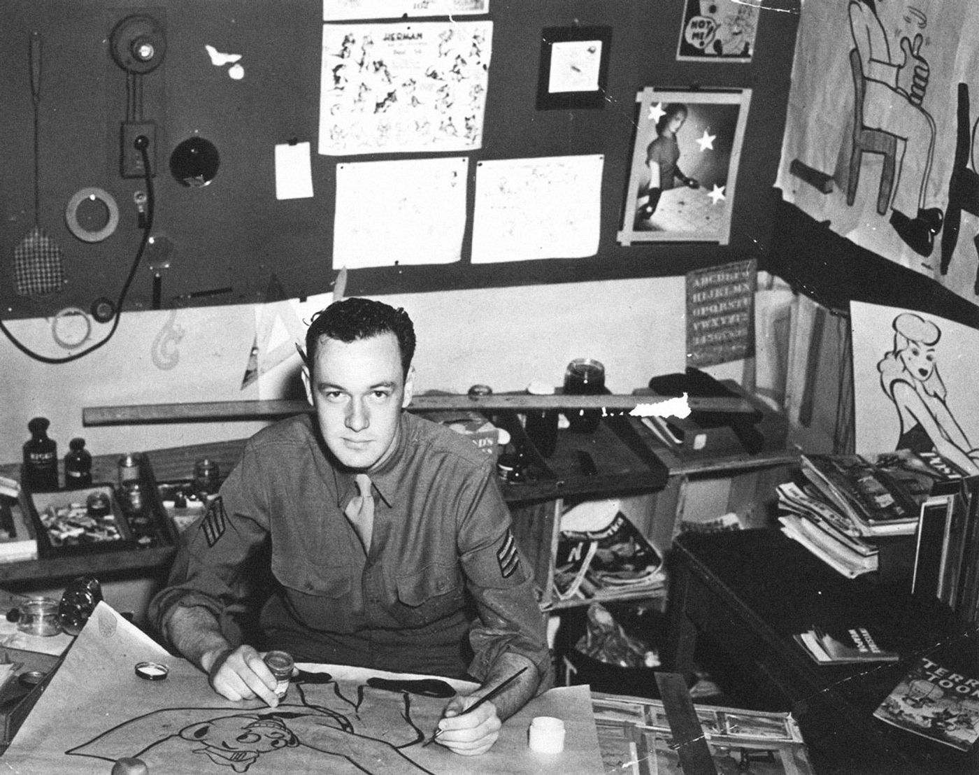 Stan Lee durante los primeros 40 en el ejército estadounidense, donde trabajó como redactor y caricaturista.