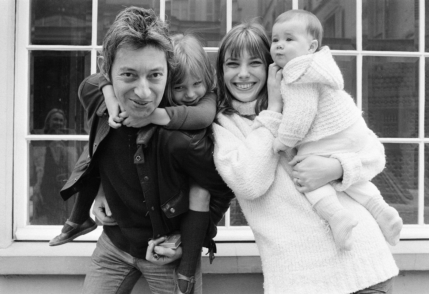 Jane & Serge en familia, con Kate Barry (de su primer matrimonio) y Charlotte Lucy Gainsbourg. París,1972. Foto: Peter Stephens / Mirrorpix (Getty Images)