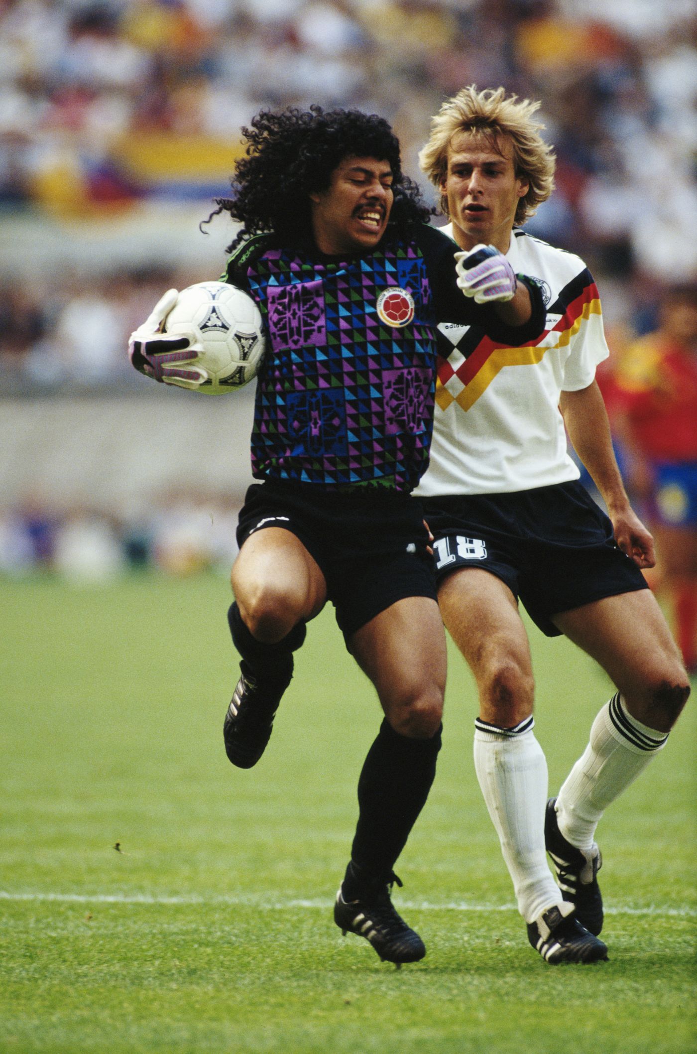 Higuita luchando con Klinsmann en el Mundial de Italia ’90: 1-1 entre Colombia y Alemania. Foto: David Cannon / Allsport (Getty Images)