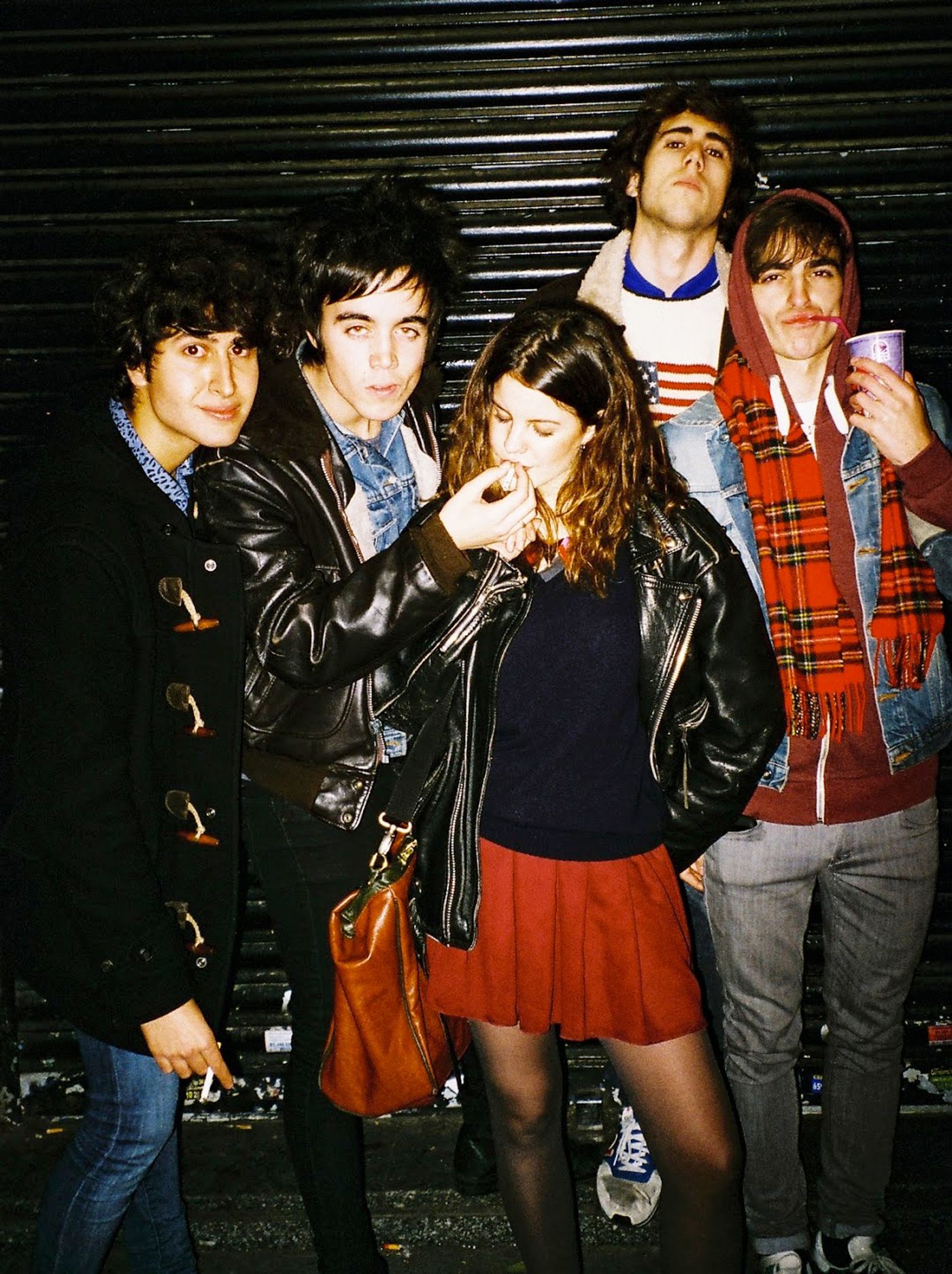 De izquierda a derecha: Miguel Aparicio, Gio, Carlotta Cosials, Pablo Chocron y Miqui Brightside (puerta de la sala Wurlitzer Ballroom en 2012). Gio era amigo de todos ellos y camarero en La vía Láctea. Miguel Aparicio y Pablo Chocron eran parte de la web y promotora de conciertos Incalling. Miqui Brightside es DJ. Foto: Davit Ruiz