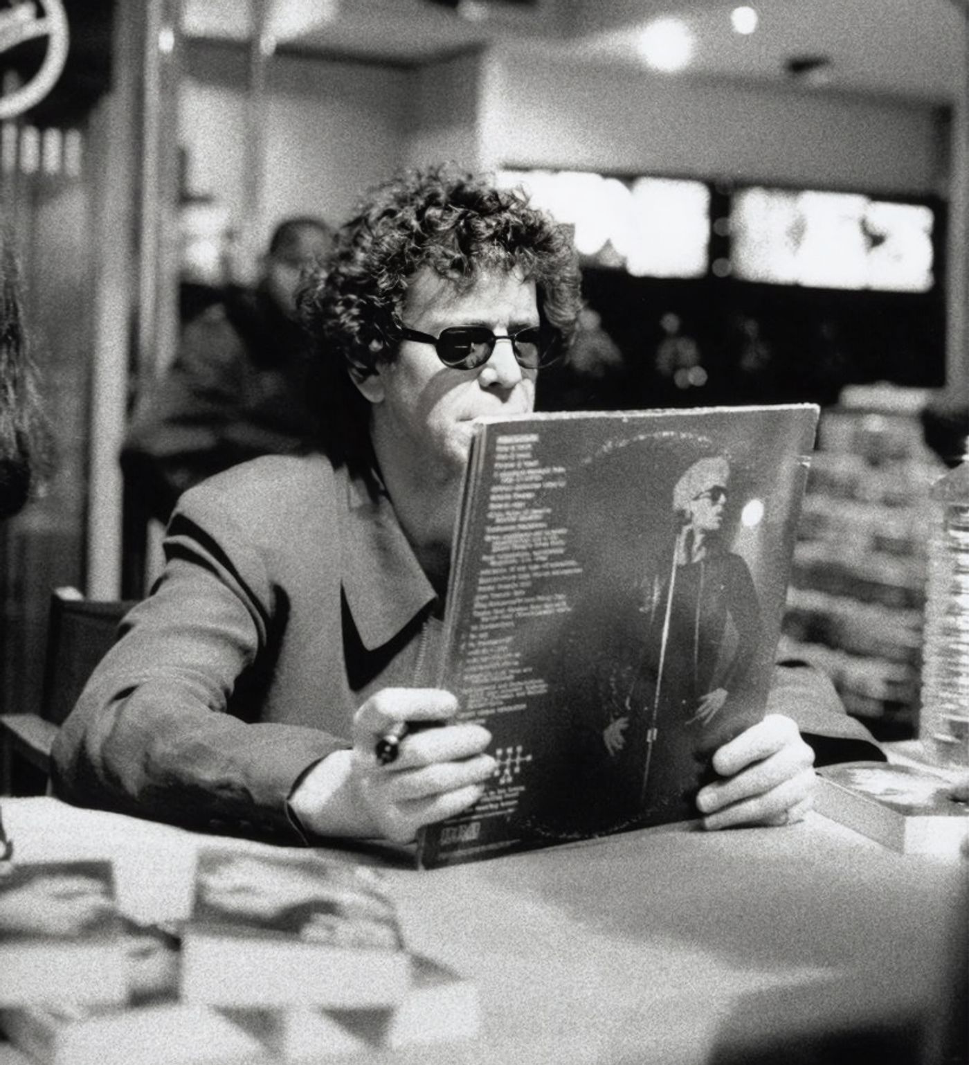 En 1996, en París, firmando el mítico “Metal Machine Music” (1975). Foto: Mila Reynaud