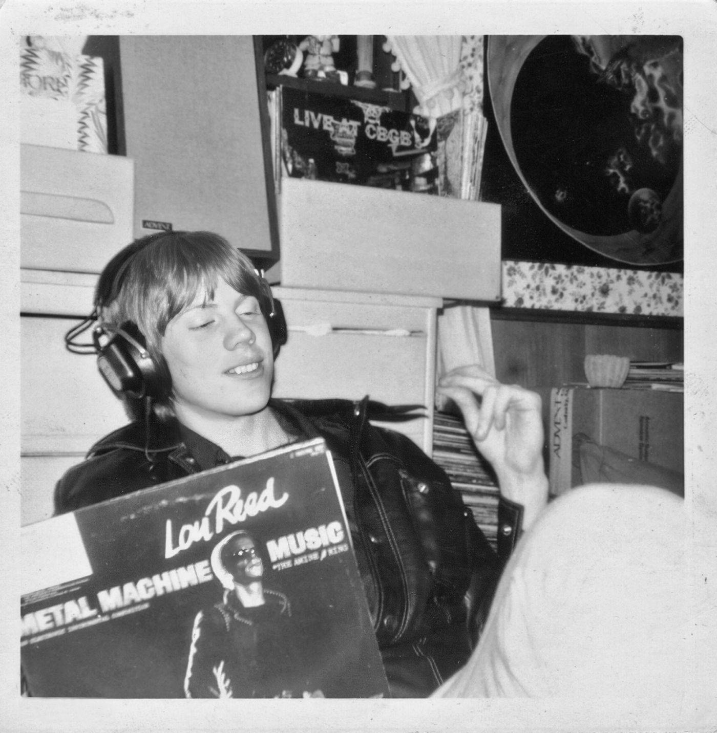 Thurston Moore, en 1976, con “Metal Machine Music” (1975), de Lou Reed.