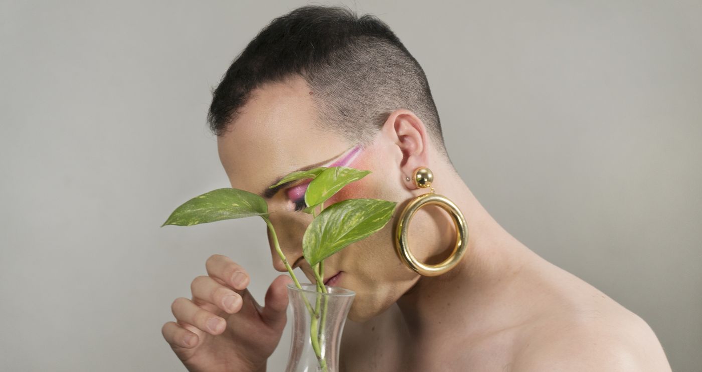 El artista queer Splendore, un ciclón de ideas.