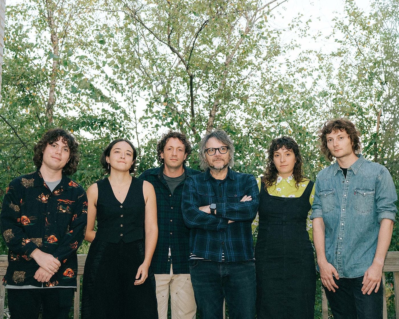 Sammy Tweedy, Macie Stewart, Liam Kazar, Jeff Tweedy, Sima Cunningham y Spencer Tweedy. Foto: Alexa Viscius