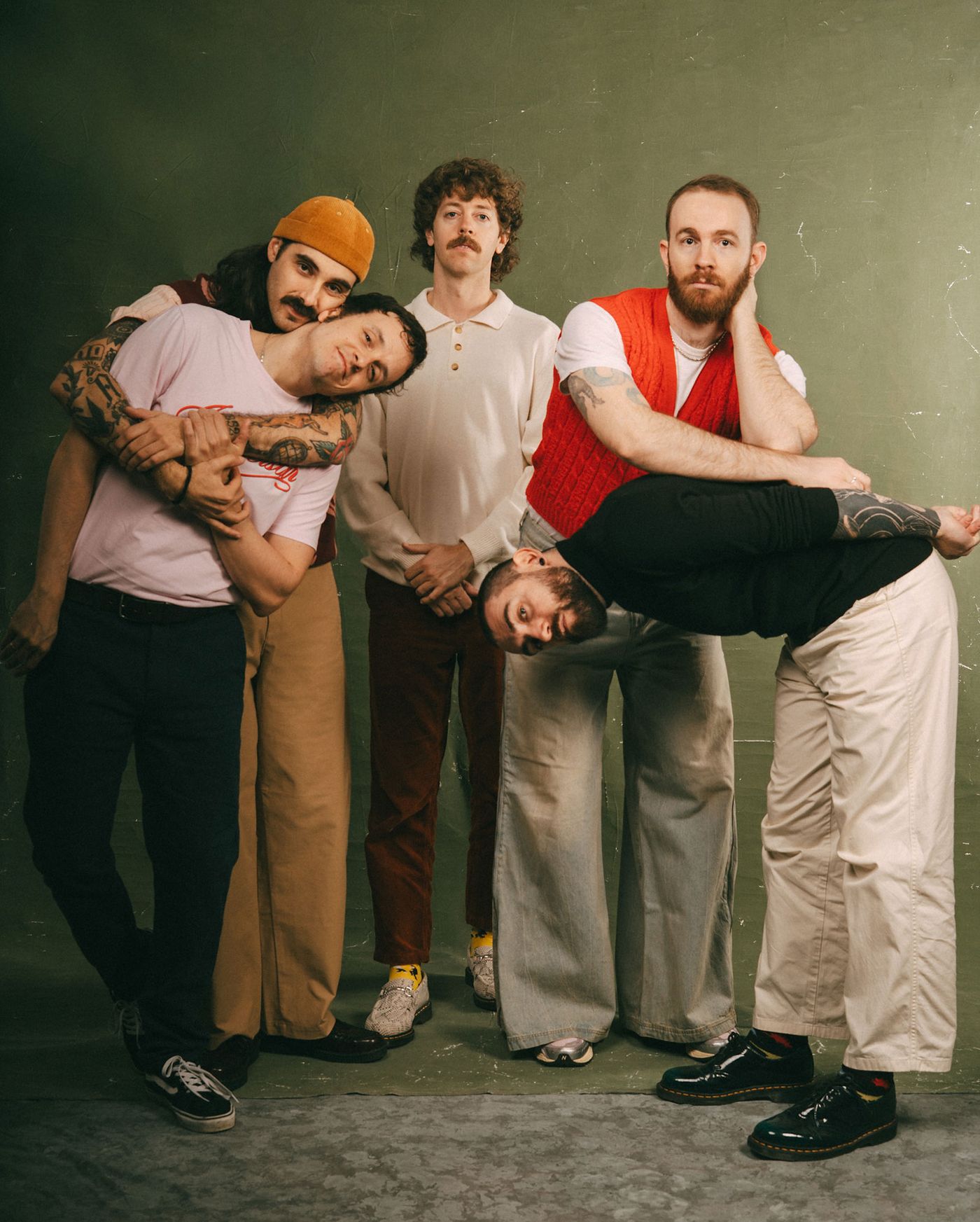 Roberto de Baltasar (bajo), Álvaro Morales (guitarra; gorro amarillo), Rubén Armisén (voz), Gonzalo Sánchez (guitarra) y Héctor Sánchez (batería, agachado). Foto: Loro Esteso