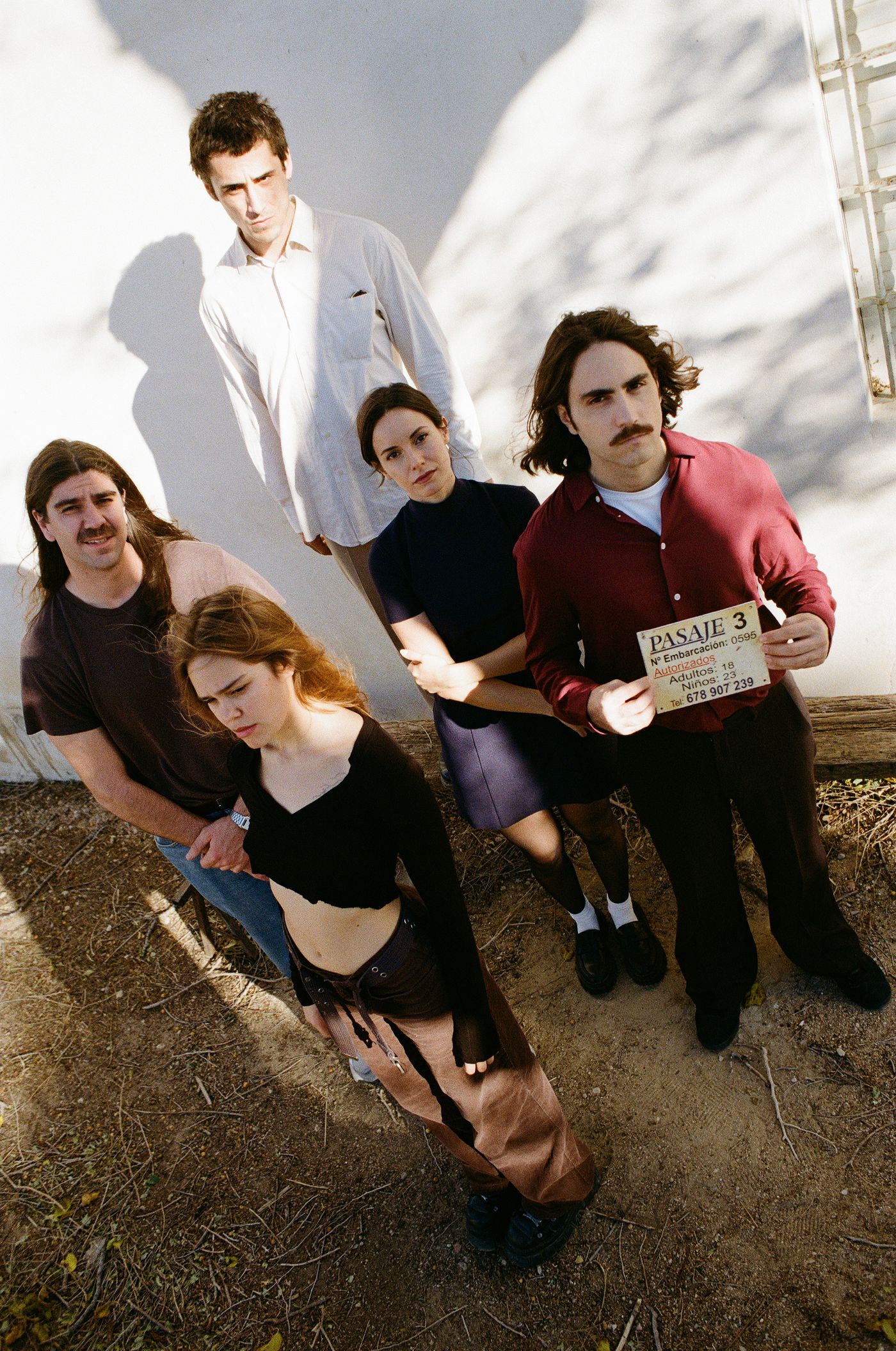 Raquel Palomino, Mauro Llopis (pelo largo), Lluisen Capafons (camisa blanca), Alba Raja (mini) y Adrián Camáñez (cartelito). Foto: Guillermo Beses