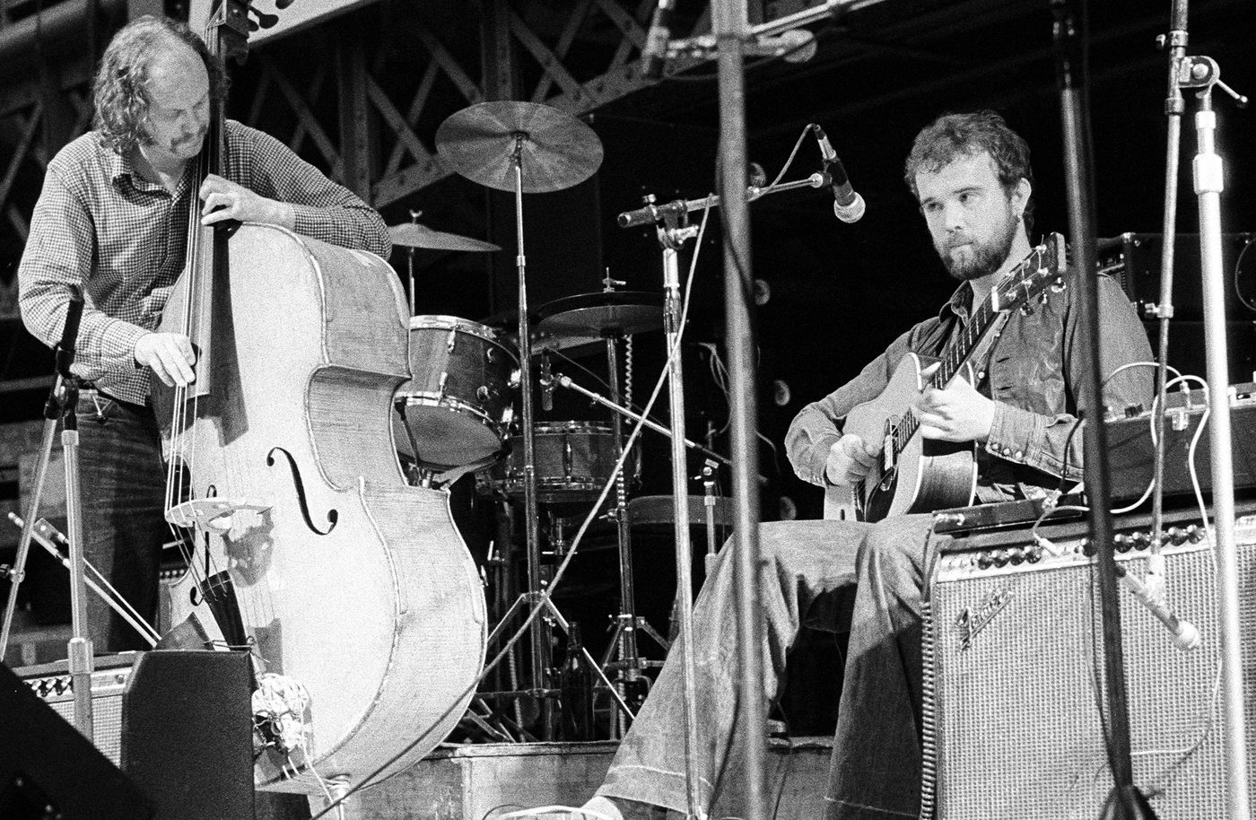 Tocando con John Martyn en 1974. Foto: Brian Cooke (Getty Images)