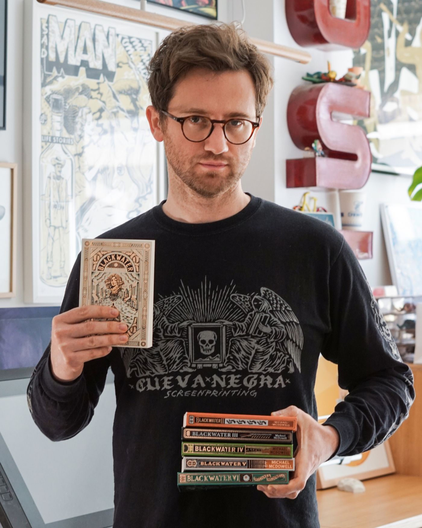Pedro Oyarbide, diseñador de las portadas de “Blackwater”. Foto: vía X (@BlackieBooks)