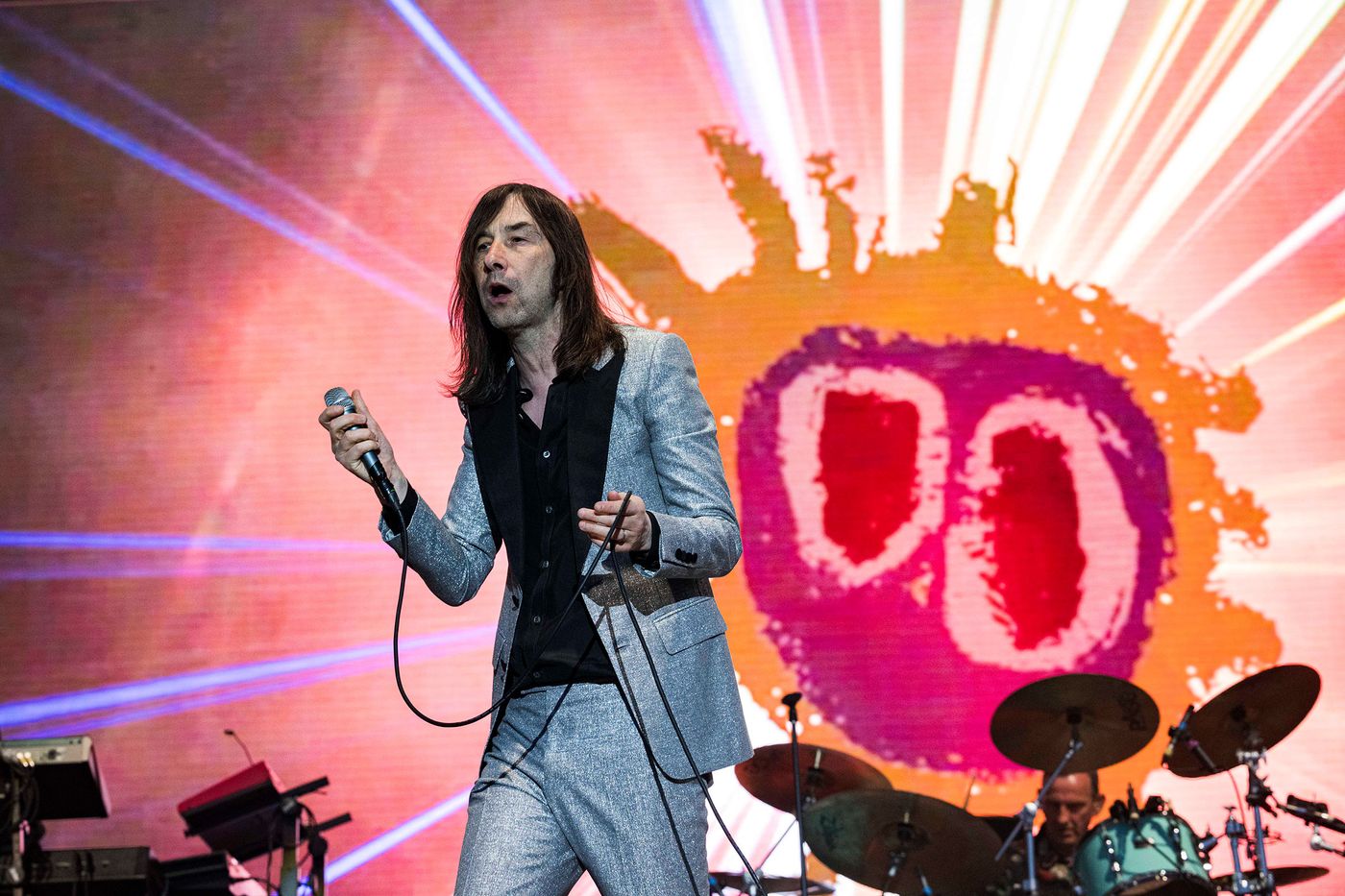 Primal Scream: Bobby Gillespie expendiendo energía. Foto: Jordi Vidal