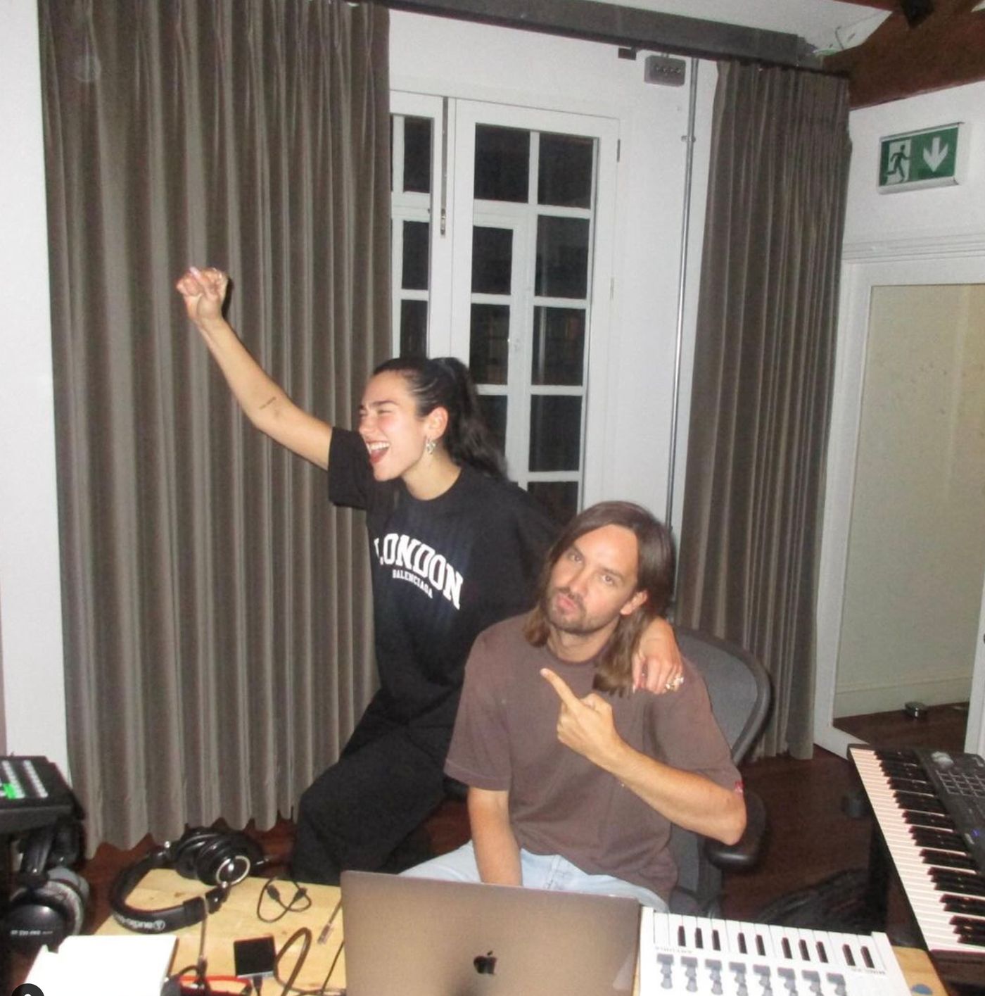Dua Lipa y Kevin Parker. <a href="https://www.instagram.com/p/CzWfmBDML04/?utm_source=ig_web_copy_link&igshid=MzRlODBiNWFlZA==" target="_blank"> Ver en Instagram</a>