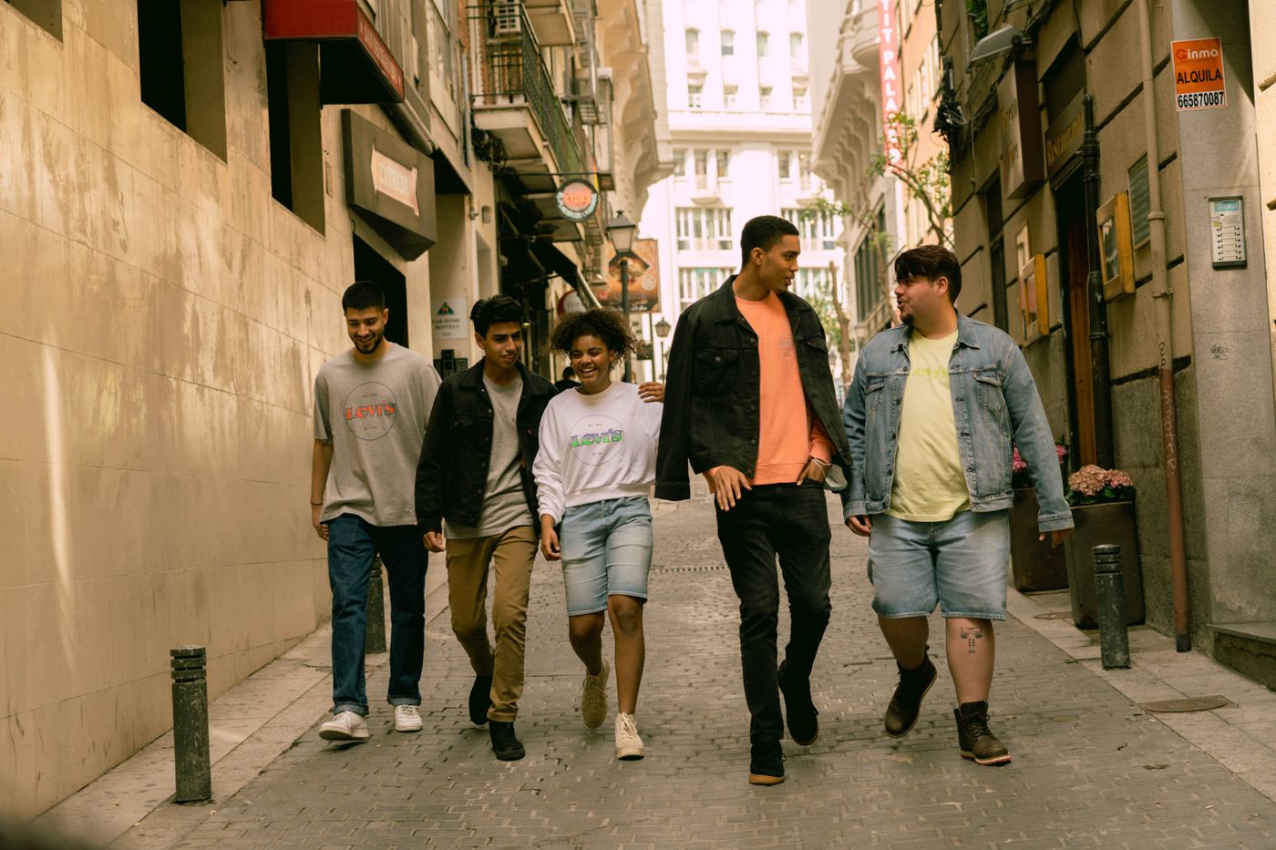 Algunos de los participantes recorriendo el centro de Madrid. Foto: Sharon López