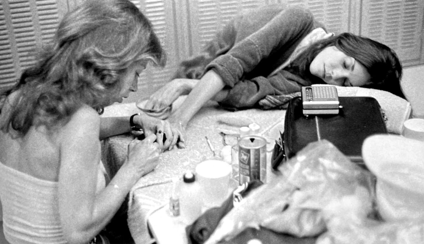 Karen recibiendo manicura en plena siesta, 1975.