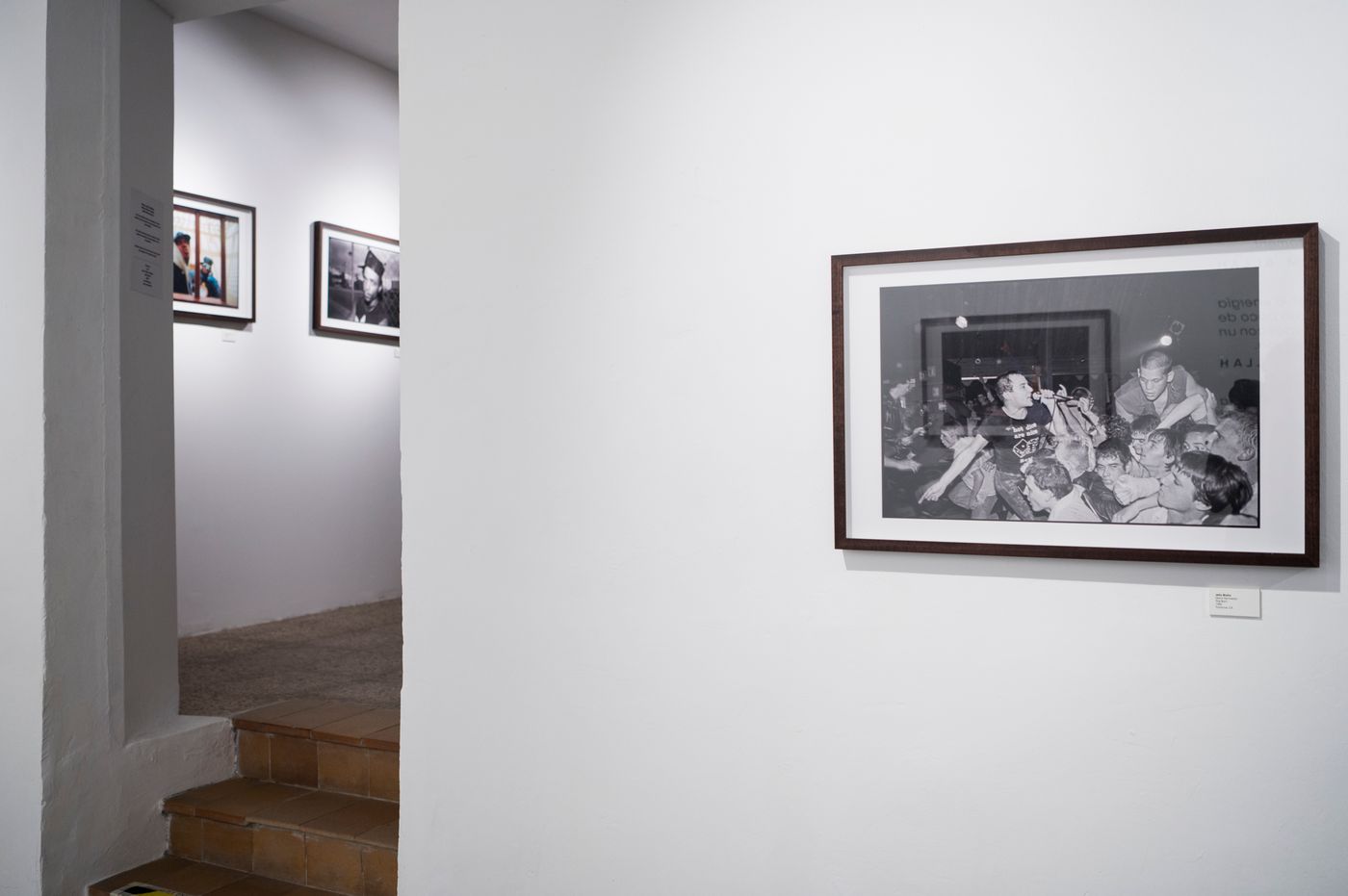 La expo recoge la instantánea de los míticos Dead Kennedys tocando en The Barn, Torrance, California, en 1982. Foto: Jordi Vidal