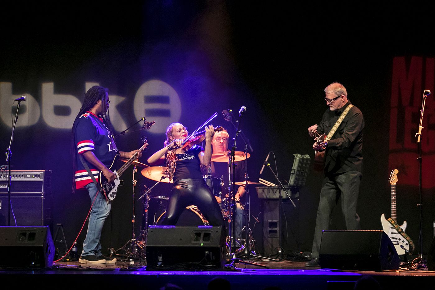 El show de la violinista Anne Harris. Foto: David Mars