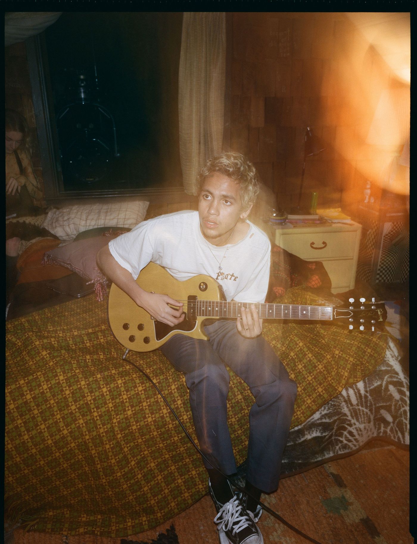 Elliot: guapo, se droga, toca la guitarra, ¿y...?