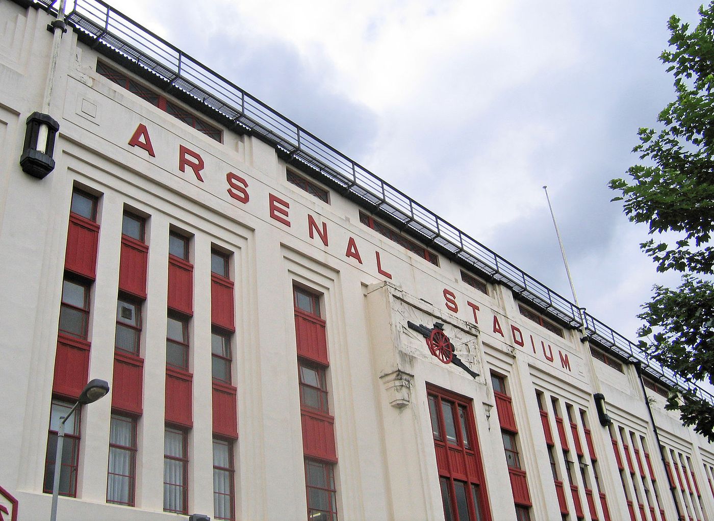 Fachada del Arsenal Stadium, conocido popularmente como Highbury, sede del Arsenal FC entre 1913 y 2006.