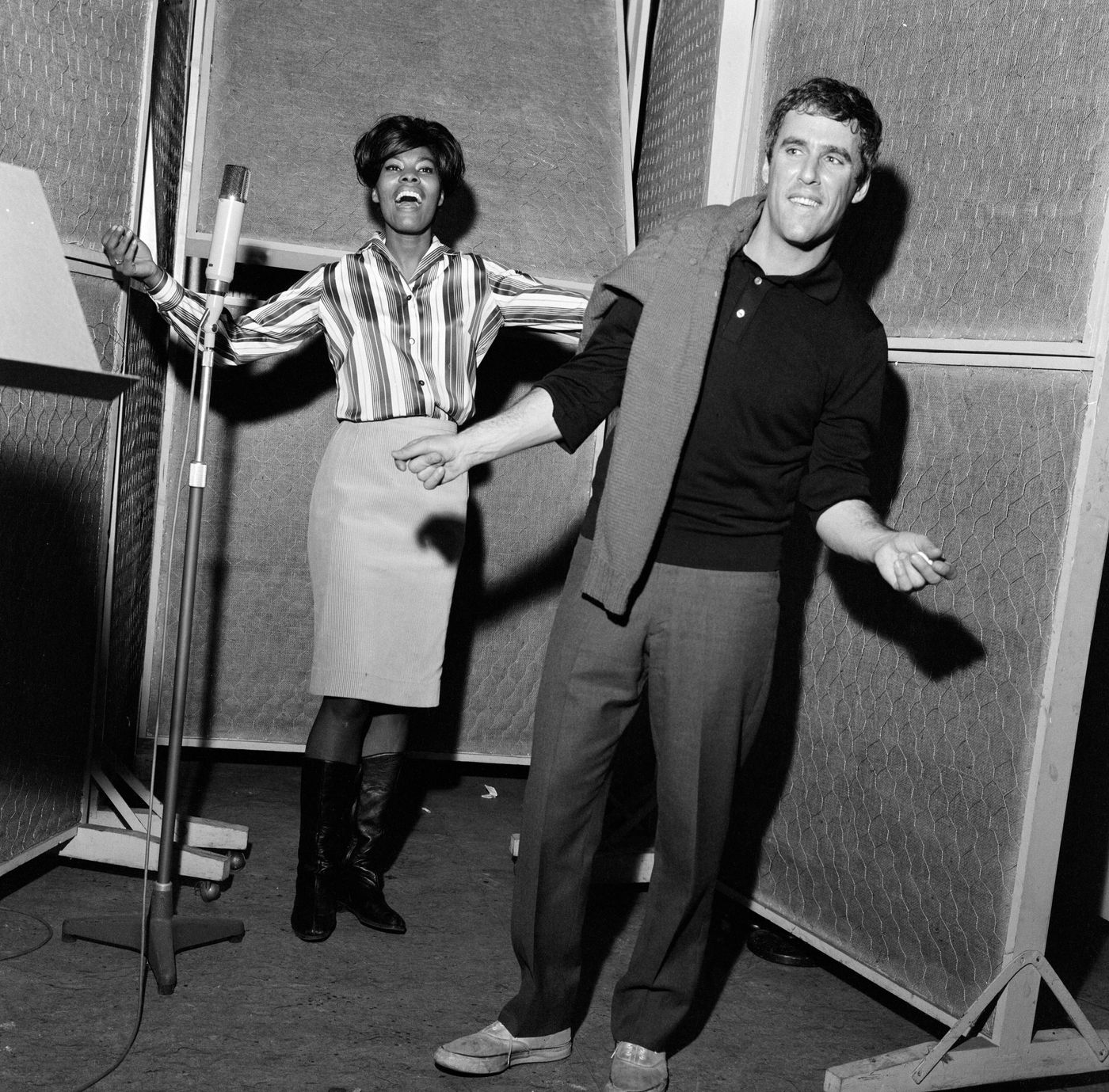 Con Dionne Warwick, en 1964, en el estudio de grabación. Foto: Daily Mirror (Getty Images)