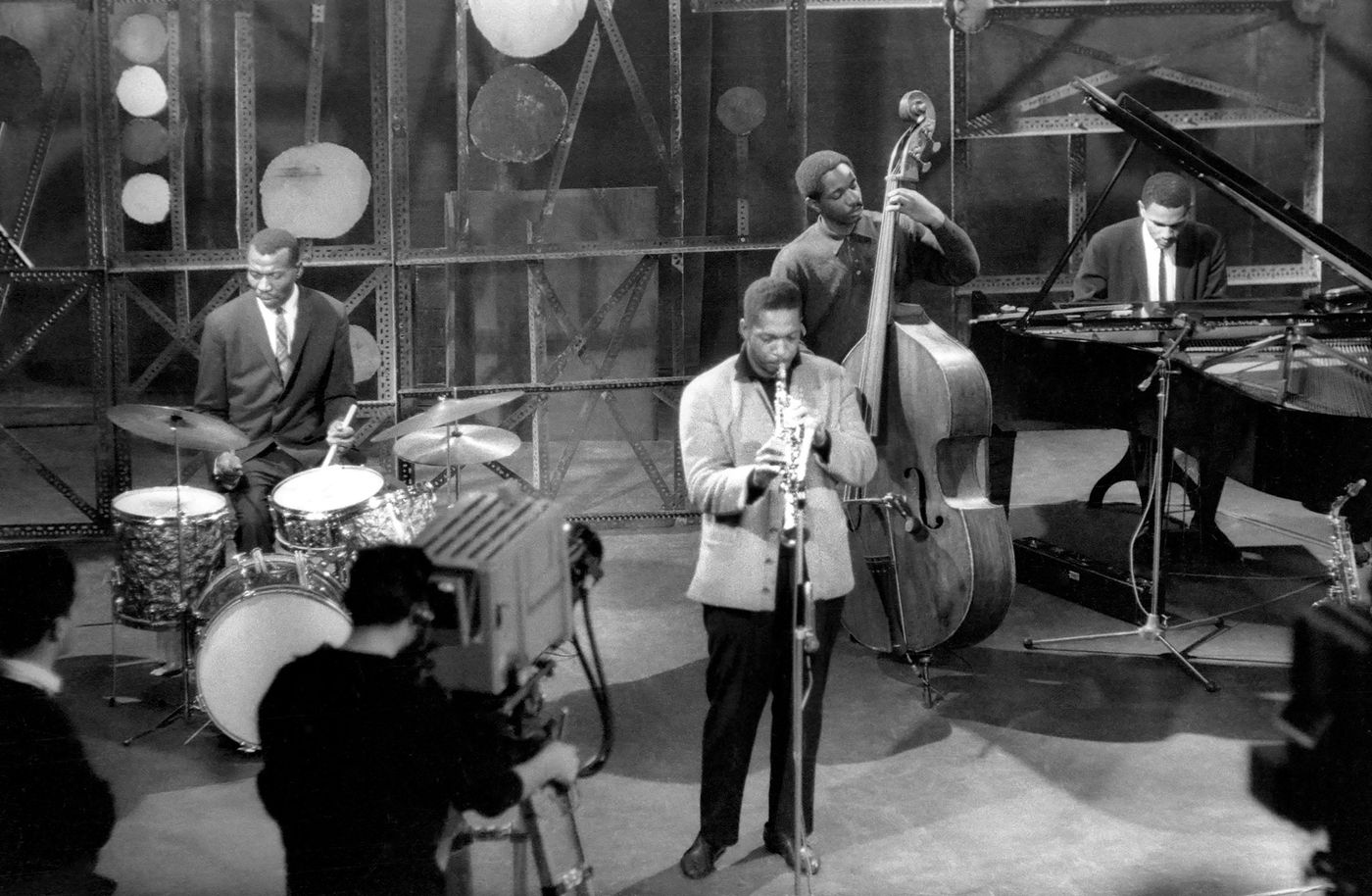 El cuarteto clásico en televisión en 1961: Elvin Jones (batería), Jimmy Garrison (contrabajo) y McCoy Tyner (piano). Foto: Michael Ochs Archive (Getty Images)