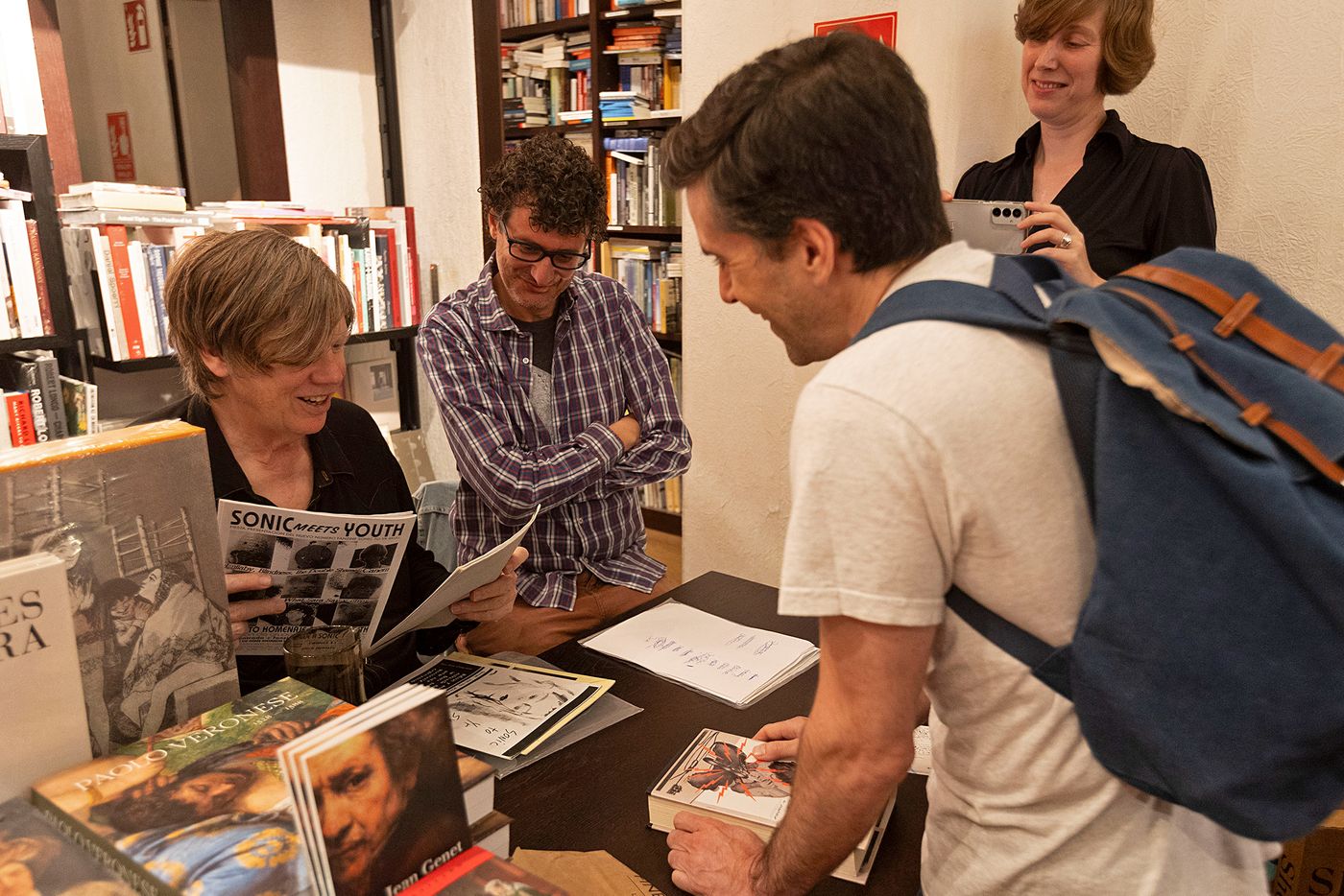  Jordi Irizar le entregó a Thurston sus fanzines ‘Sonic To Your Skull’. Foto: Òscar Giralt