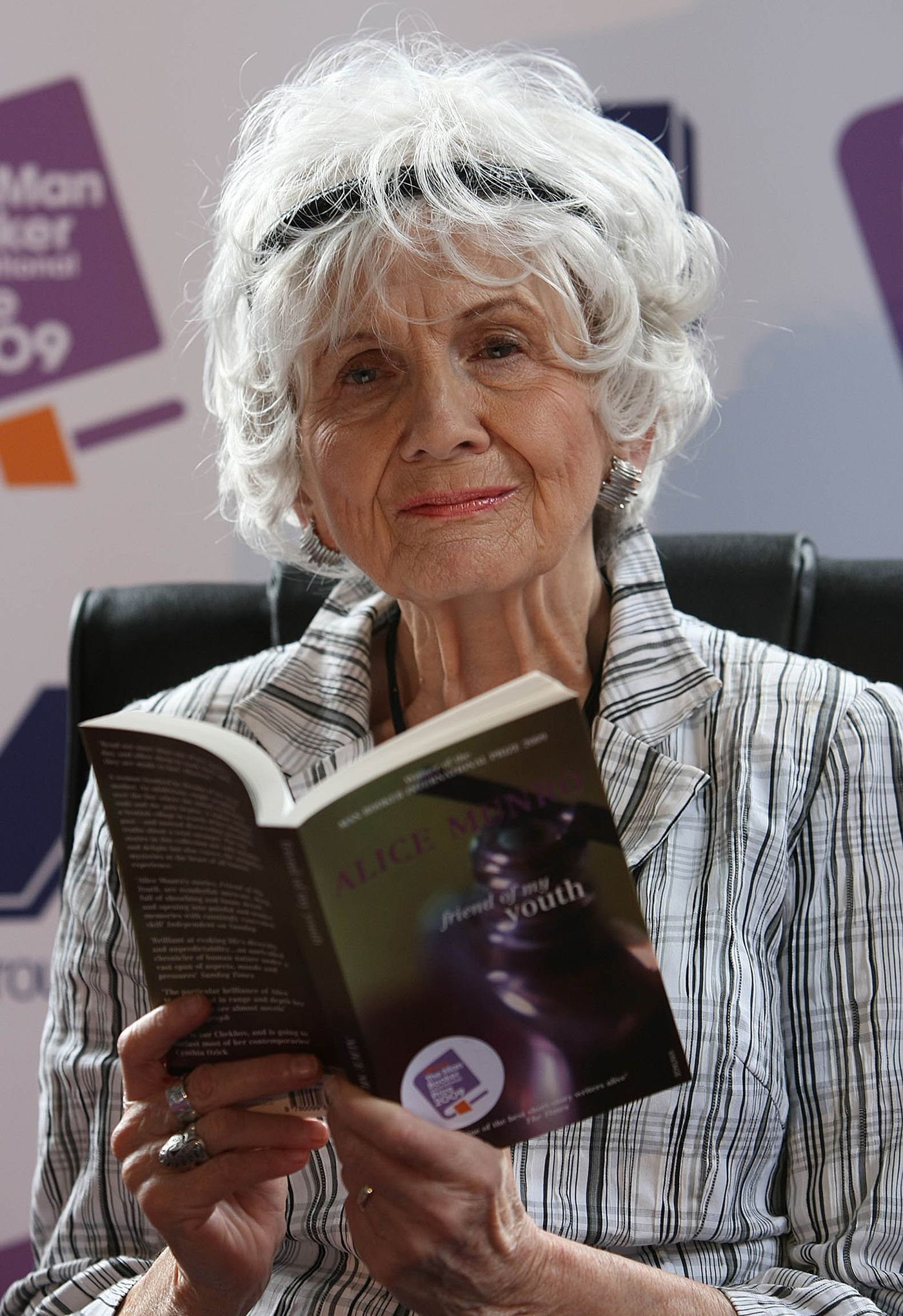Alice Munro, cuando ganó el Booker International Prize en 2009, cuatro años antes del Nobel. Foto: Julien Behal (Getty Images)