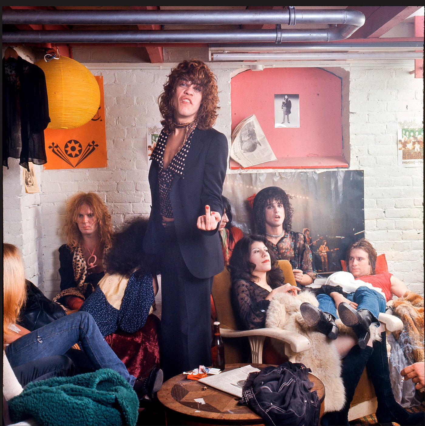  Los fieros New York Dolls en 1973: David Johansen (en el centro, de pie). Foto: Gijsbert Hanekroot (Getty Images)