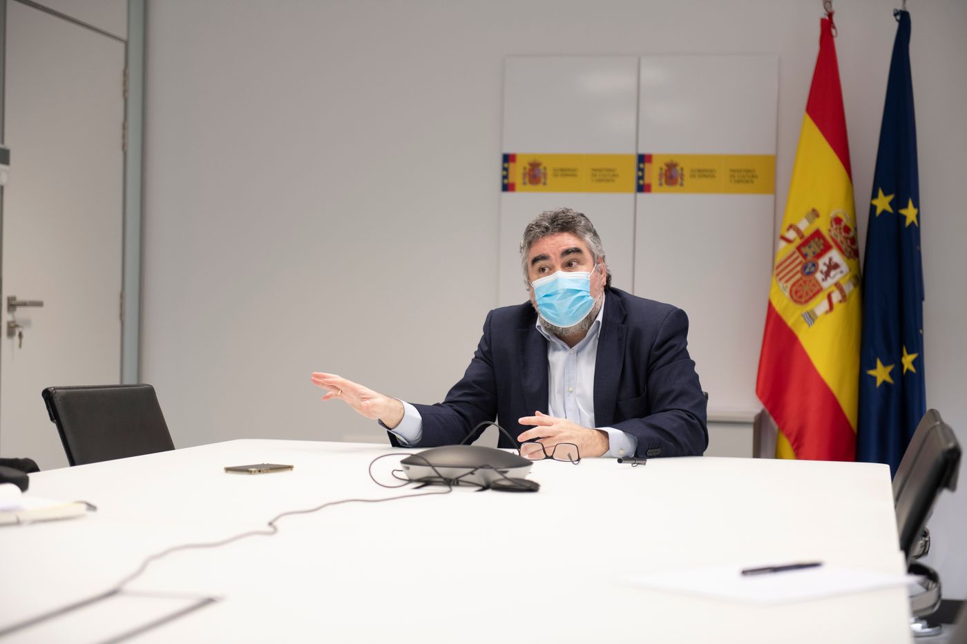 Explicándose extensamente durante la entrevista.
