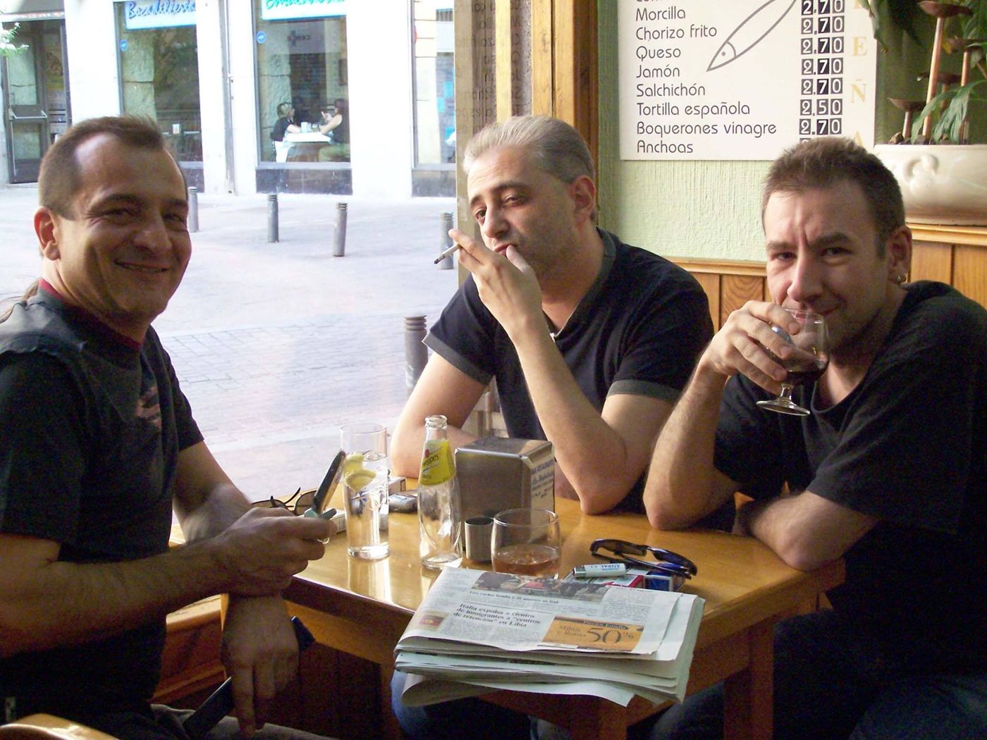Con Guillermo Castaño (del sello G3G, ex-Rockdelux) y Anki Toner (Superelvis) en 2004. En uno de los bares de la calle Pez, en un descanso del Experimentaclub.