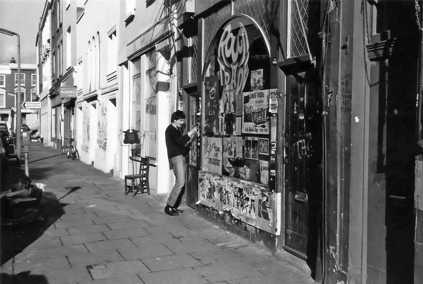 La tienda de discos Rough Trade, en Kensington Park Road: pósteres y flyers promocionales. Foto: Krissy Ward