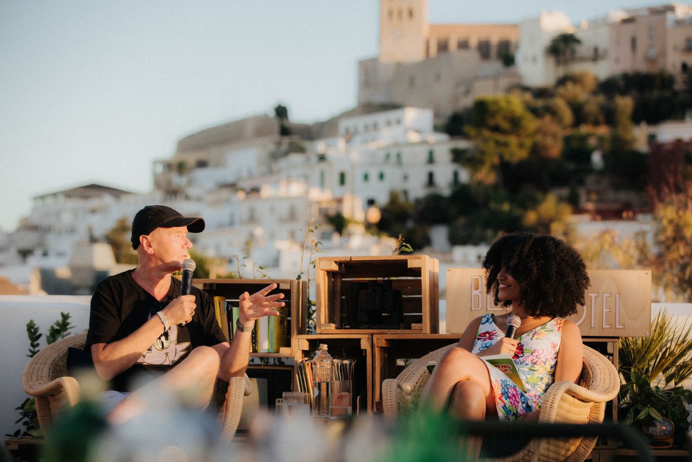 Charlando con Irvine Welsh. Foto: Dan Medhurst